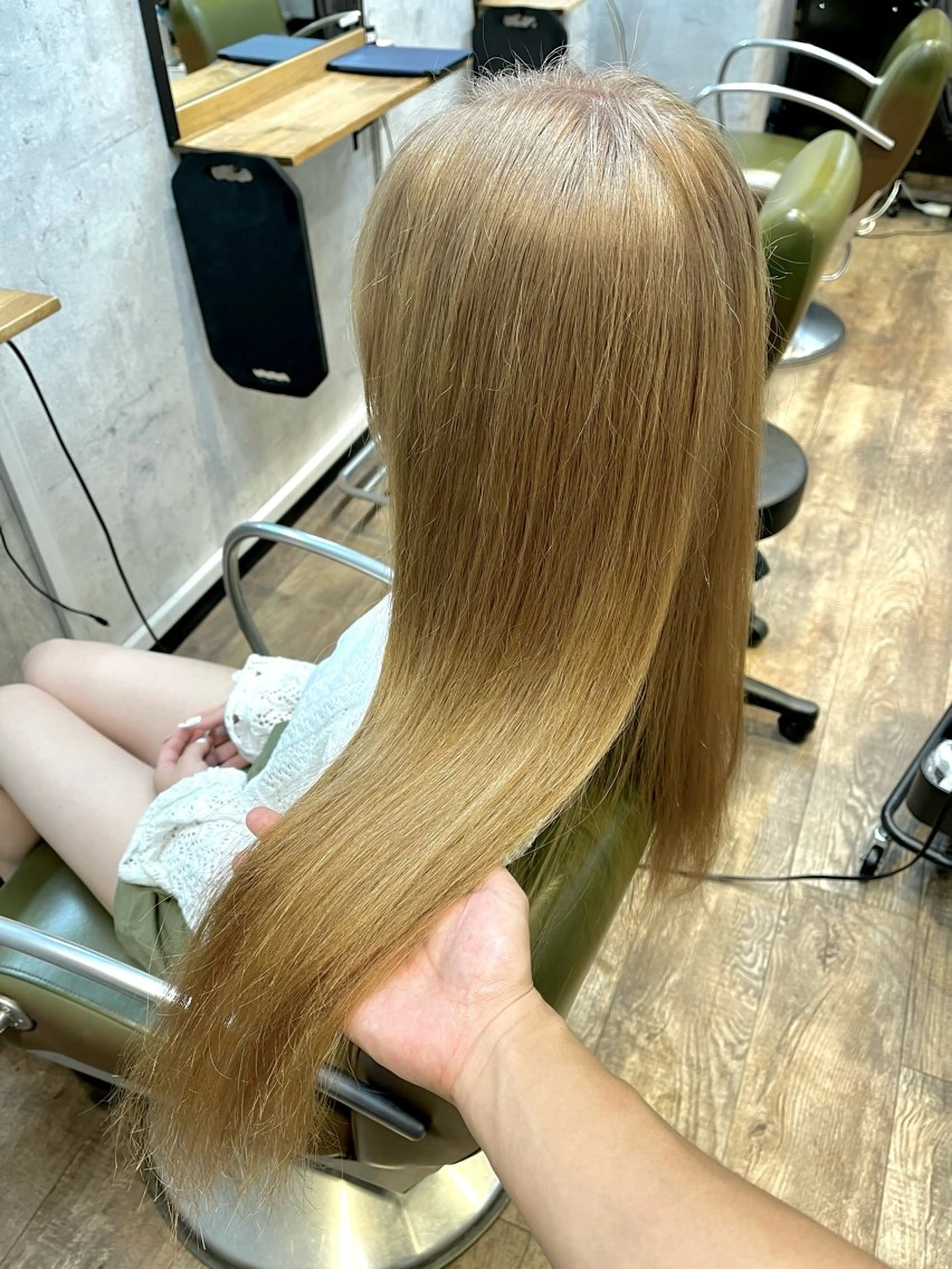 ロング カラー ベージュカラー ブリーチ ミルクティーベージュ 松井 敬太郎のヘアスタイル