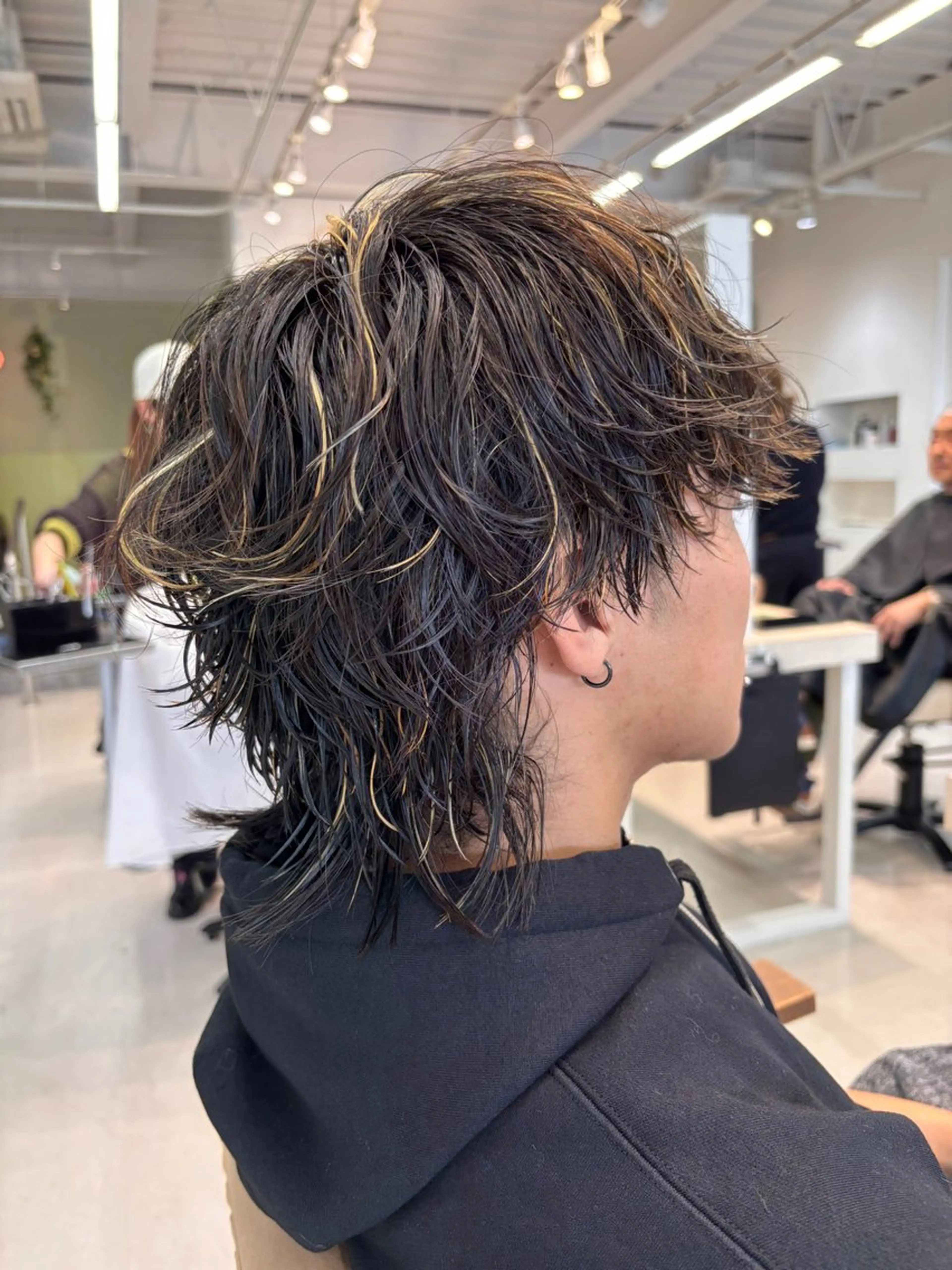 カラー パーマ メンズ メンズバレイヤージュ メンズブリーチ メンズハイライト バレイヤージュ ブリーチ カット ヘアカラー ニュアンスパーマ/ フェザー/マッシュのヘアスタイル