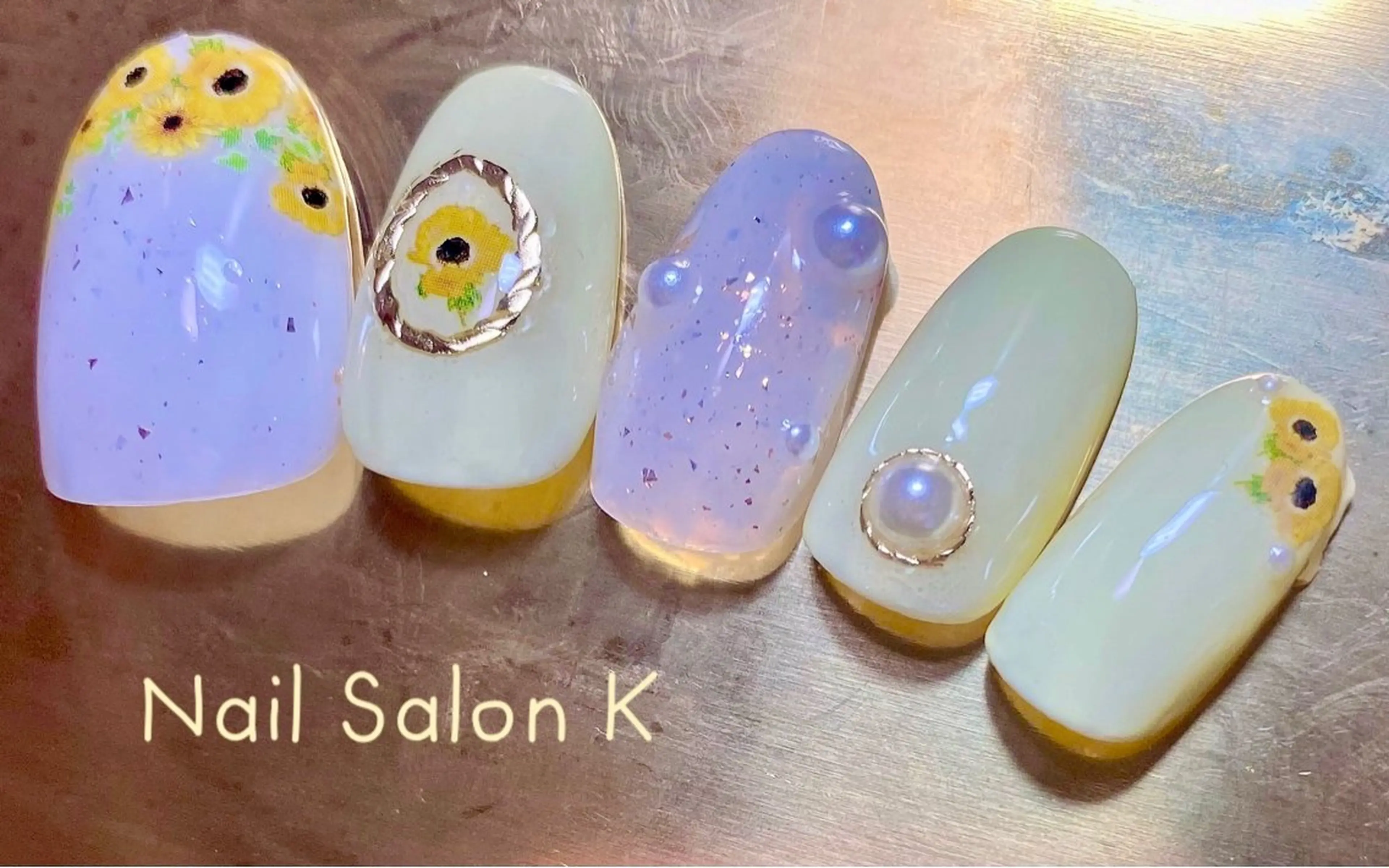 ネイル フラワーネイル ラメ(グリッター) 黄色 ハンドネイル Nail Salon K 🧸美爪育成のネイルデザイン