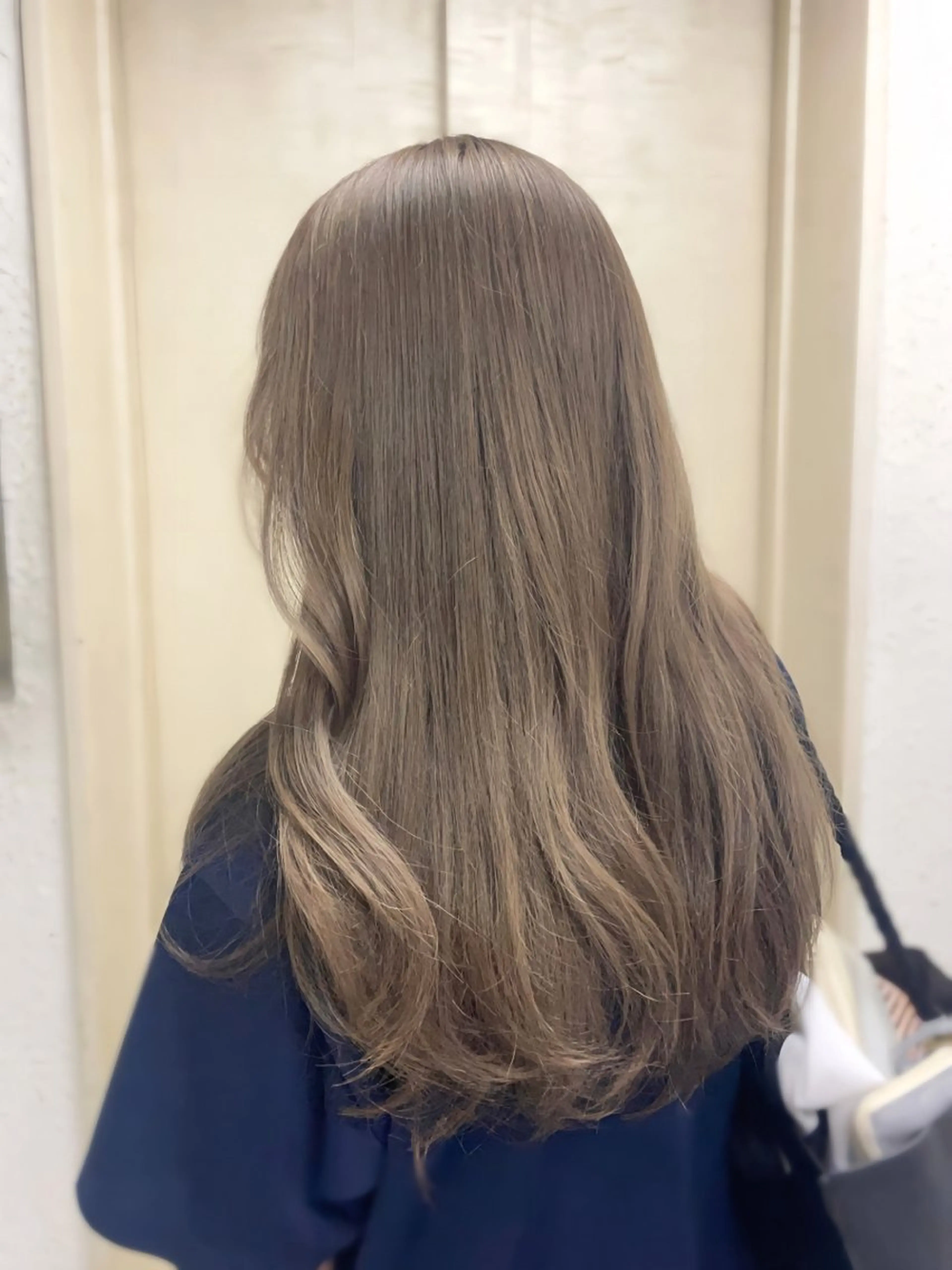 セミロング カラー ベージュカラー RINA ブリーチ / 海外レイヤーのヘアスタイル