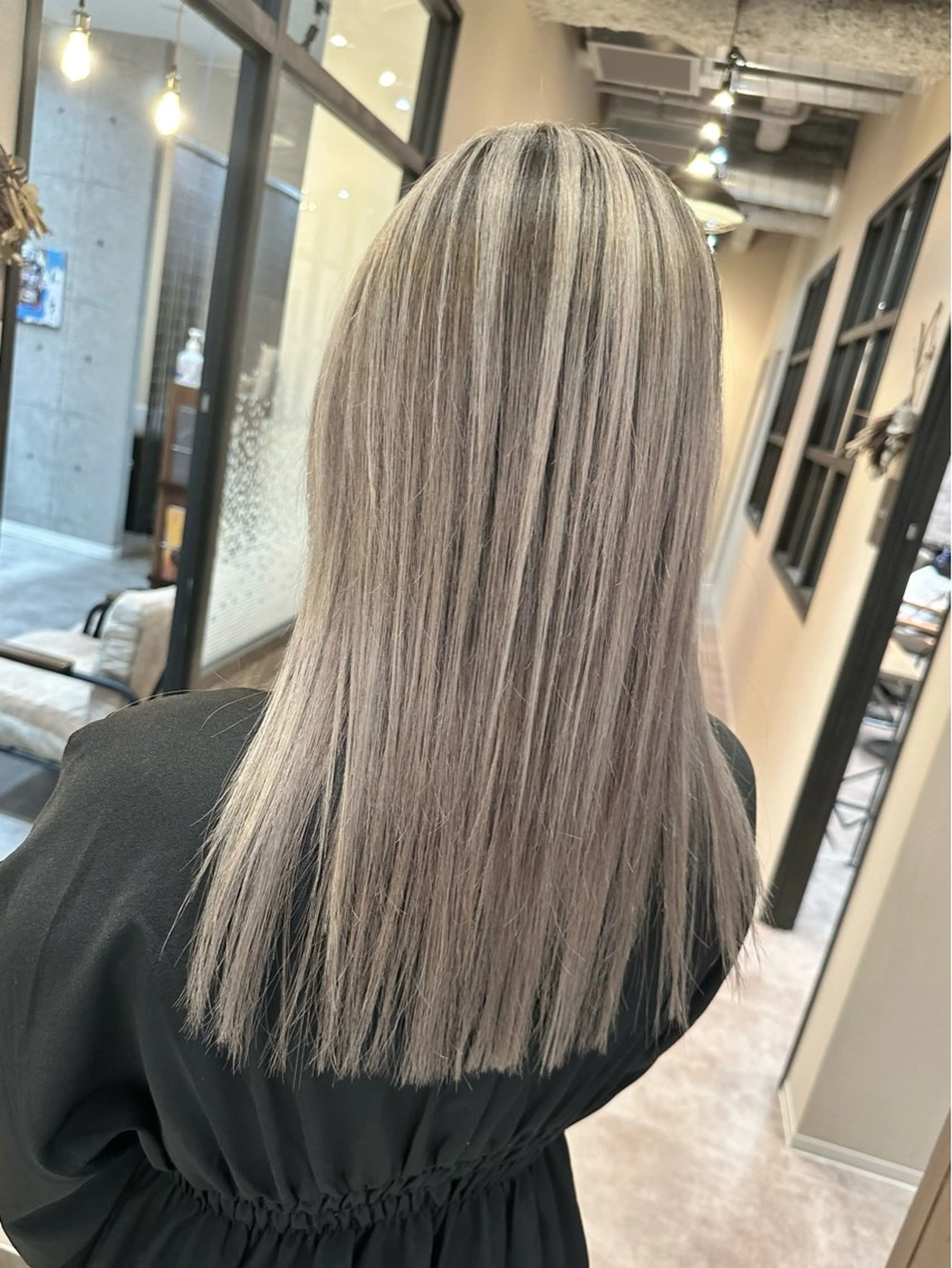 ロング レイヤーカット ヘアカラー 🔷ブリーチバレイヤ ージュ🔷飯野達也のヘアスタイル