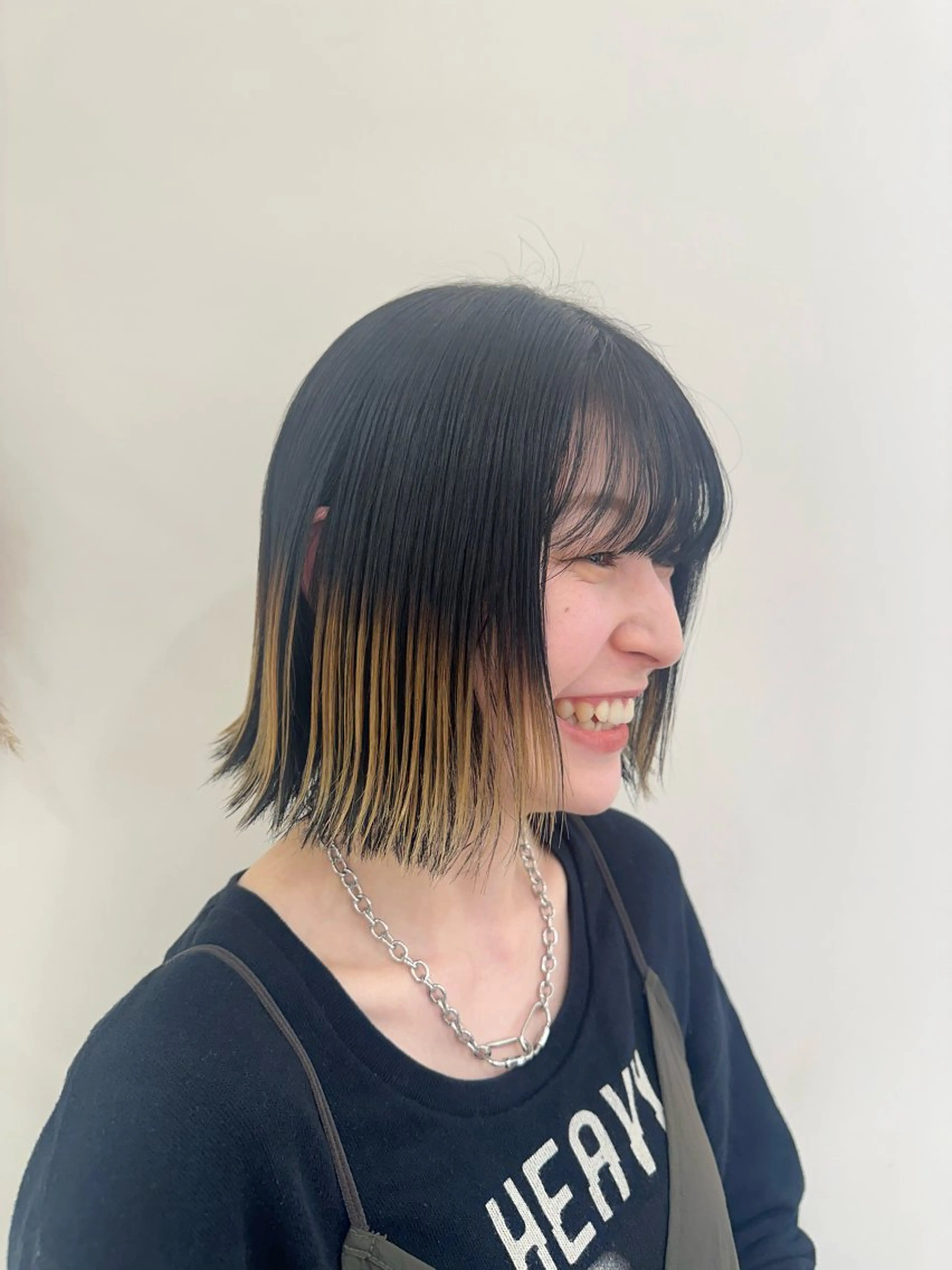 ショート カラー ヘアカラー タイトボブ個性派カラ ーAKANEのヘアスタイル