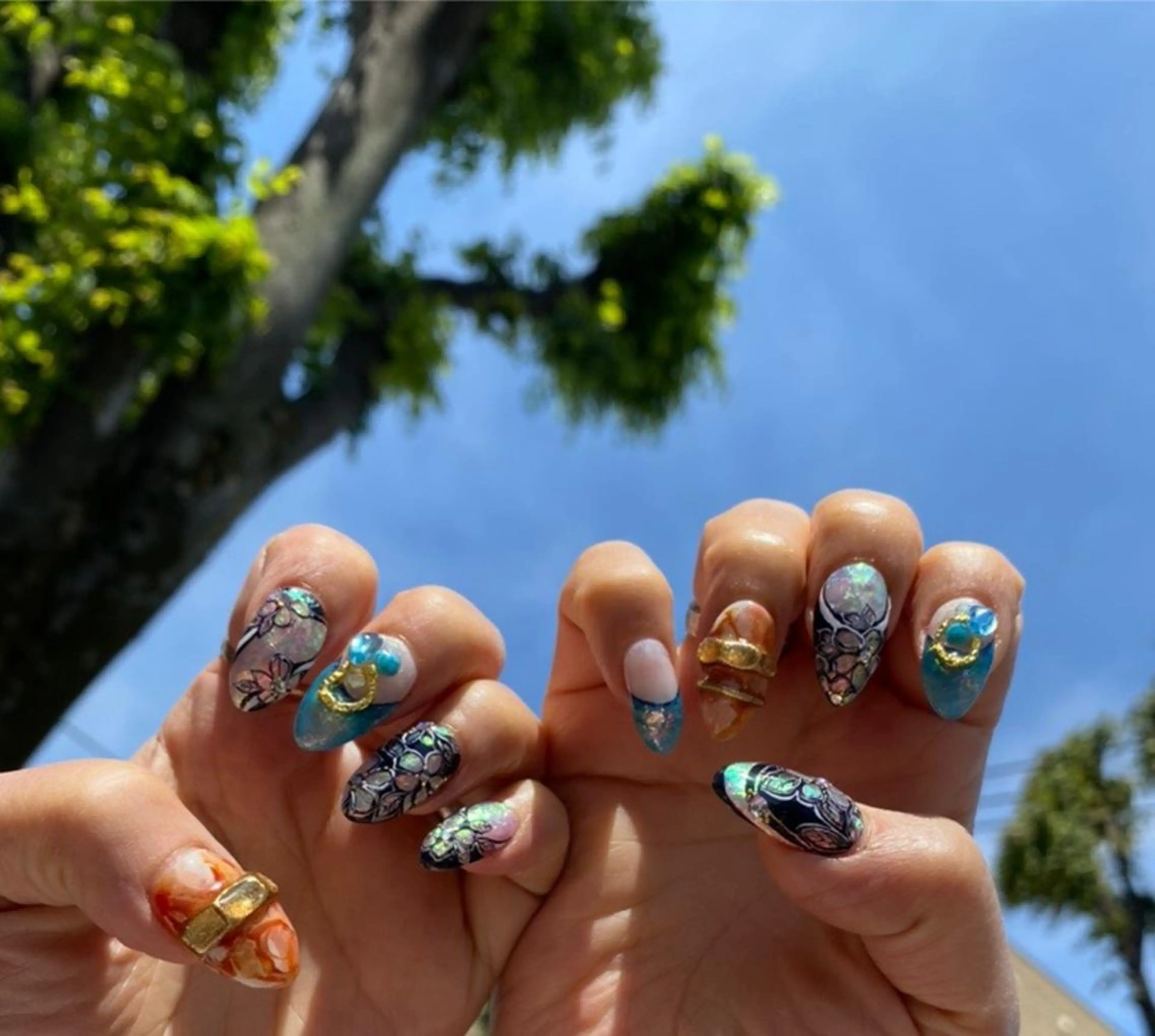 ロング ネイル 艶々の美爪を〜 【リリアーナ】のネイルデザイン