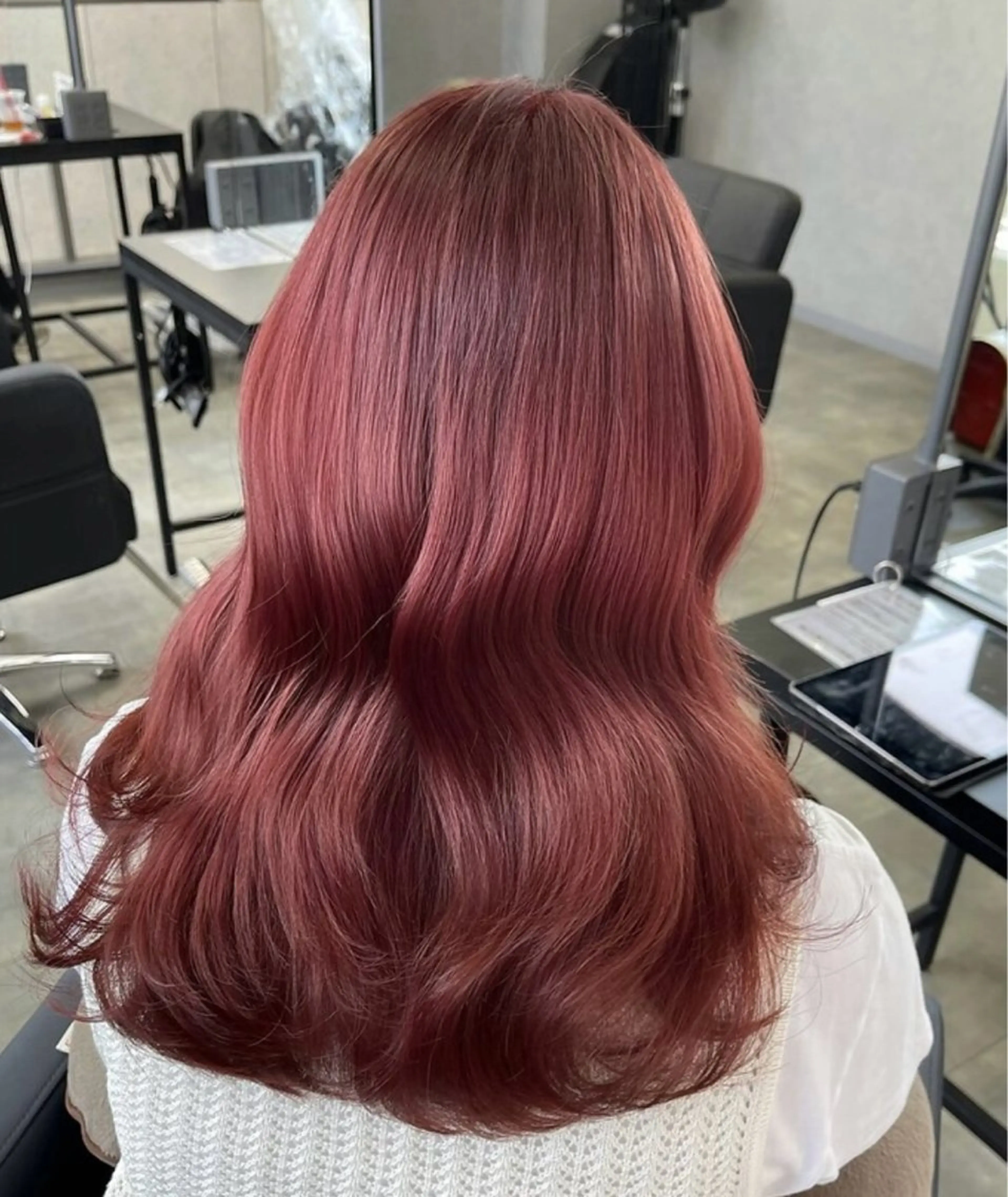 ロング カラー レッドカラー 井上 萌のヘアスタイル