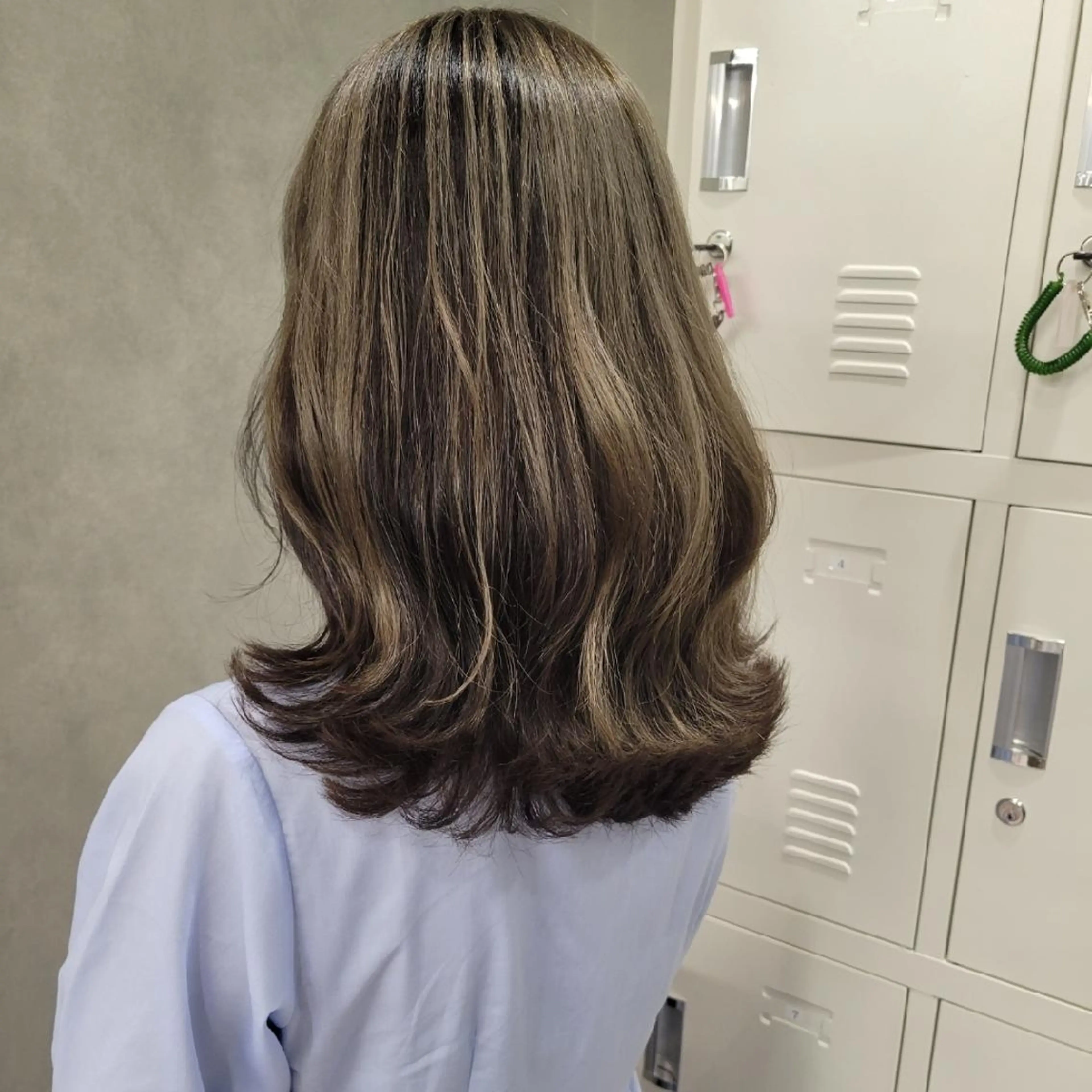 カラー セミロング ベージュカラー フォギーベージュ ヘアカラー トリートメント レイヤー/ショート /山田譲治✂️のヘアスタイル