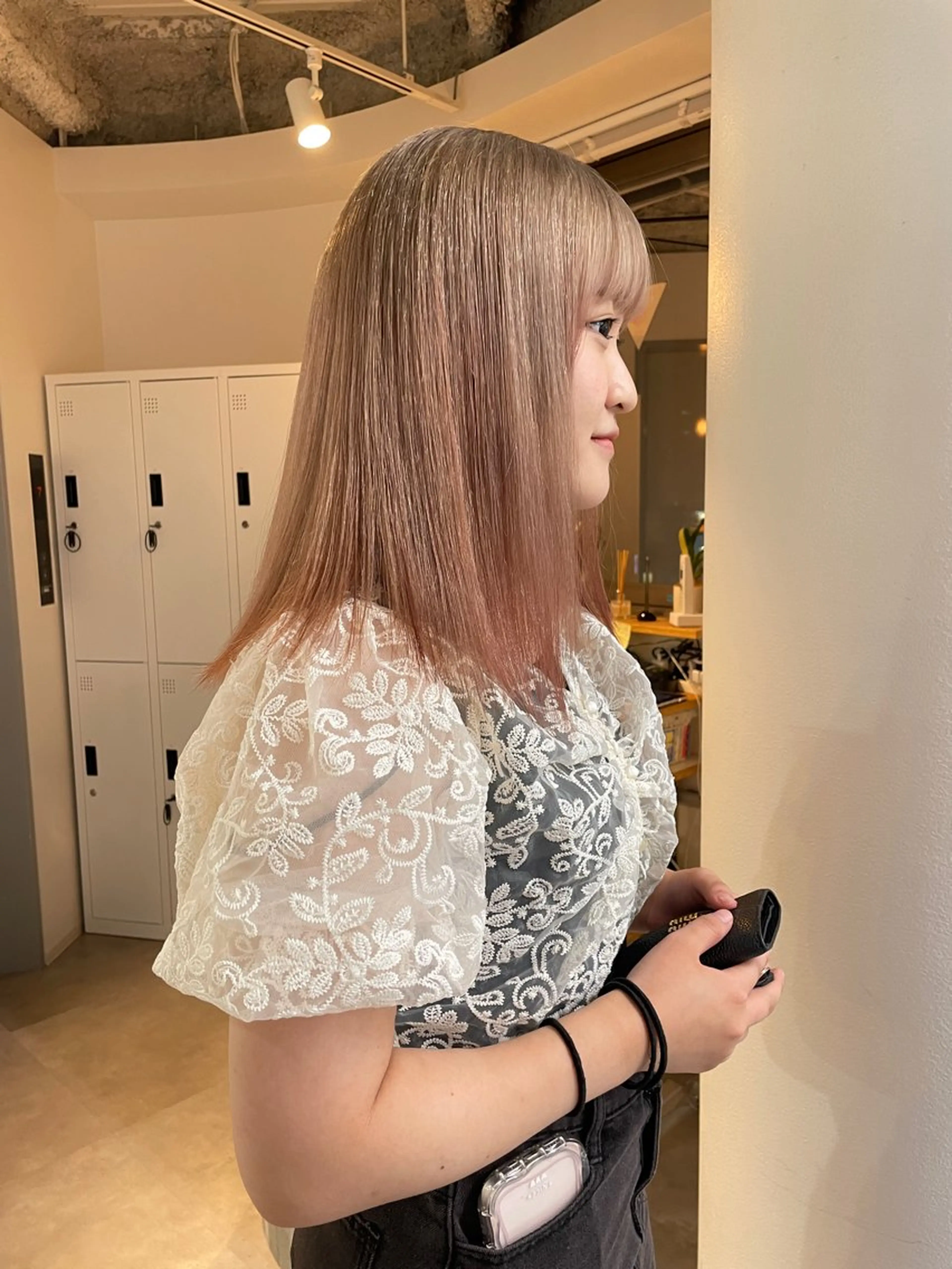 ミディアム カラー ヘアカラー トリートメント 切りっぱなしボブ レイヤー/縮毛矯正のヘアスタイル