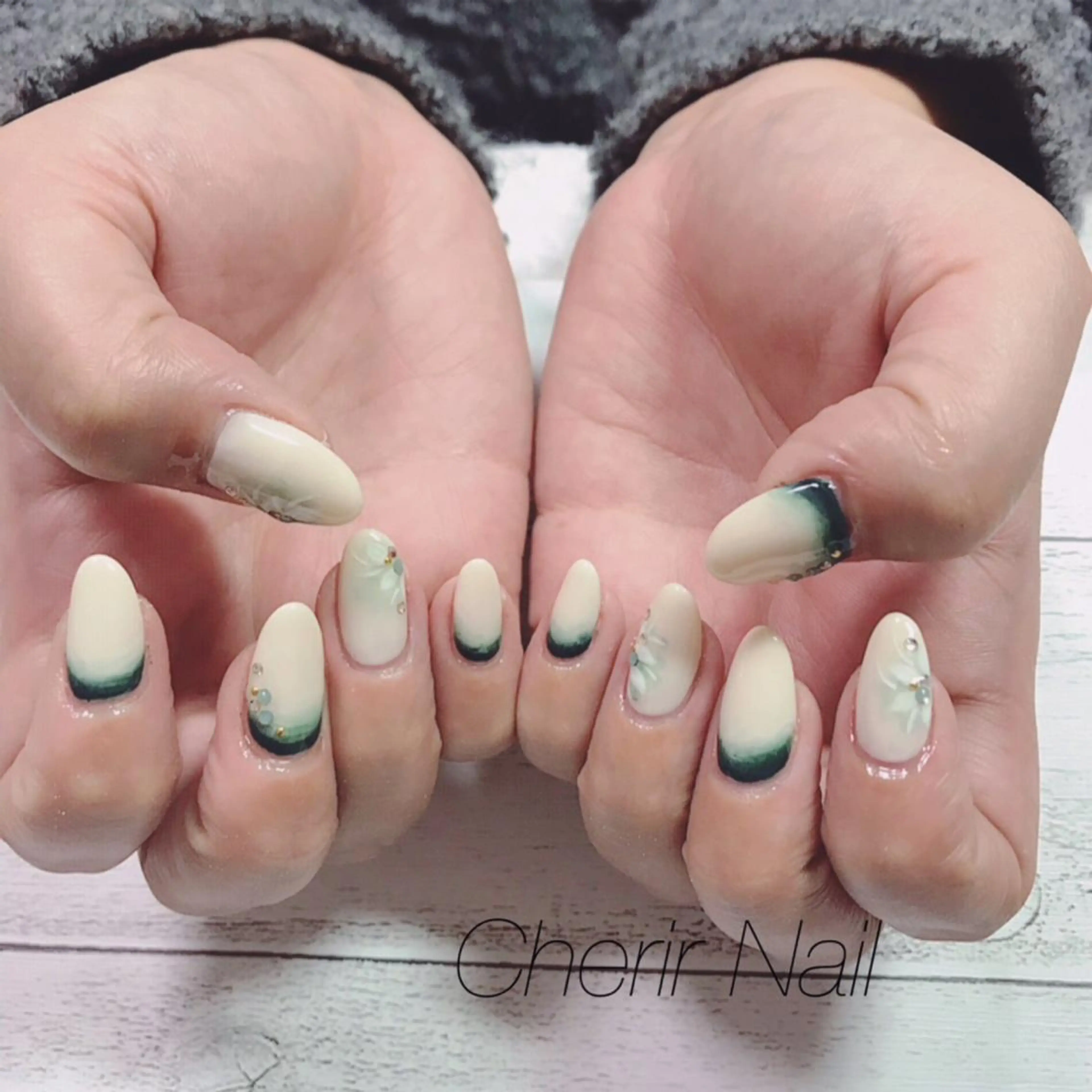 ネイル アートネイル フラワーネイル グラデーション グリーン ロングネイル Cherirnail kaoriのネイルデザイン