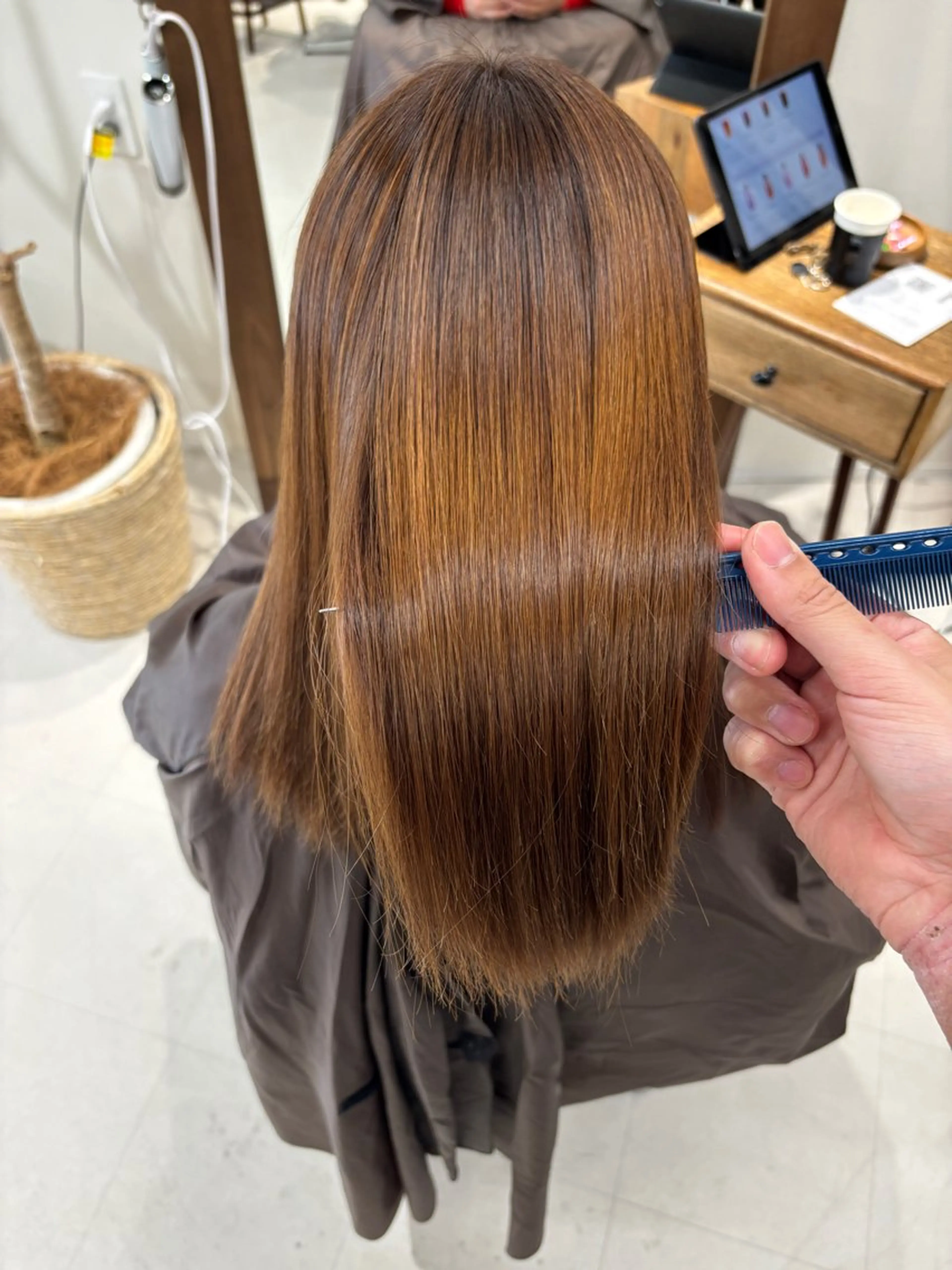 セミロング パーマ 髪質改善 縮毛矯正 トリートメント 酸性ストレート ストレートパーマ 垢抜け小顔レイヤー オリーブ/スミレのヘアスタイル