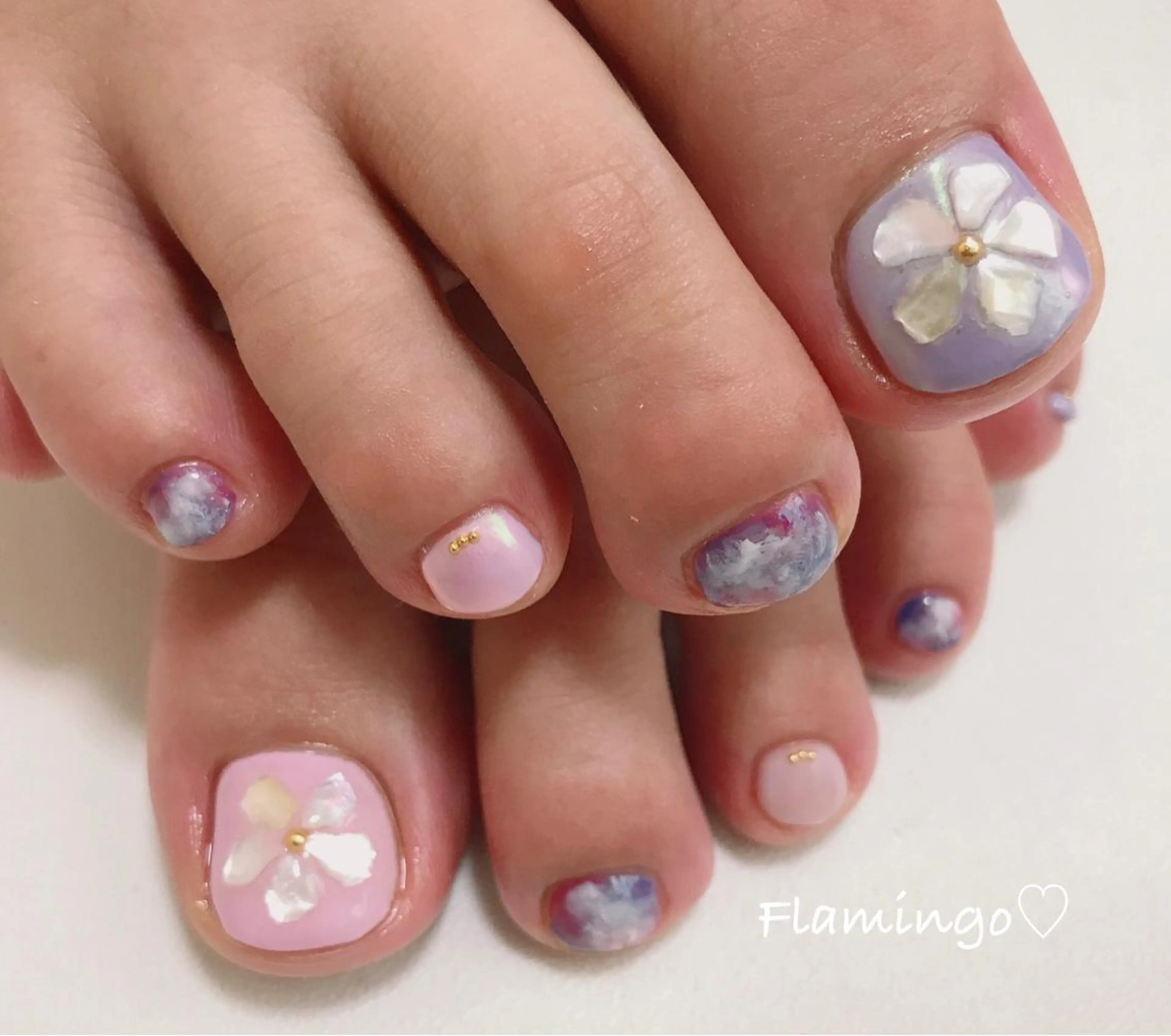 ネイル オーロラネイル ブルー フラワーネイル フットネイル キラキラネイル フィルイン／自爪育成 ／爪に優しい施術のネイルデザイン