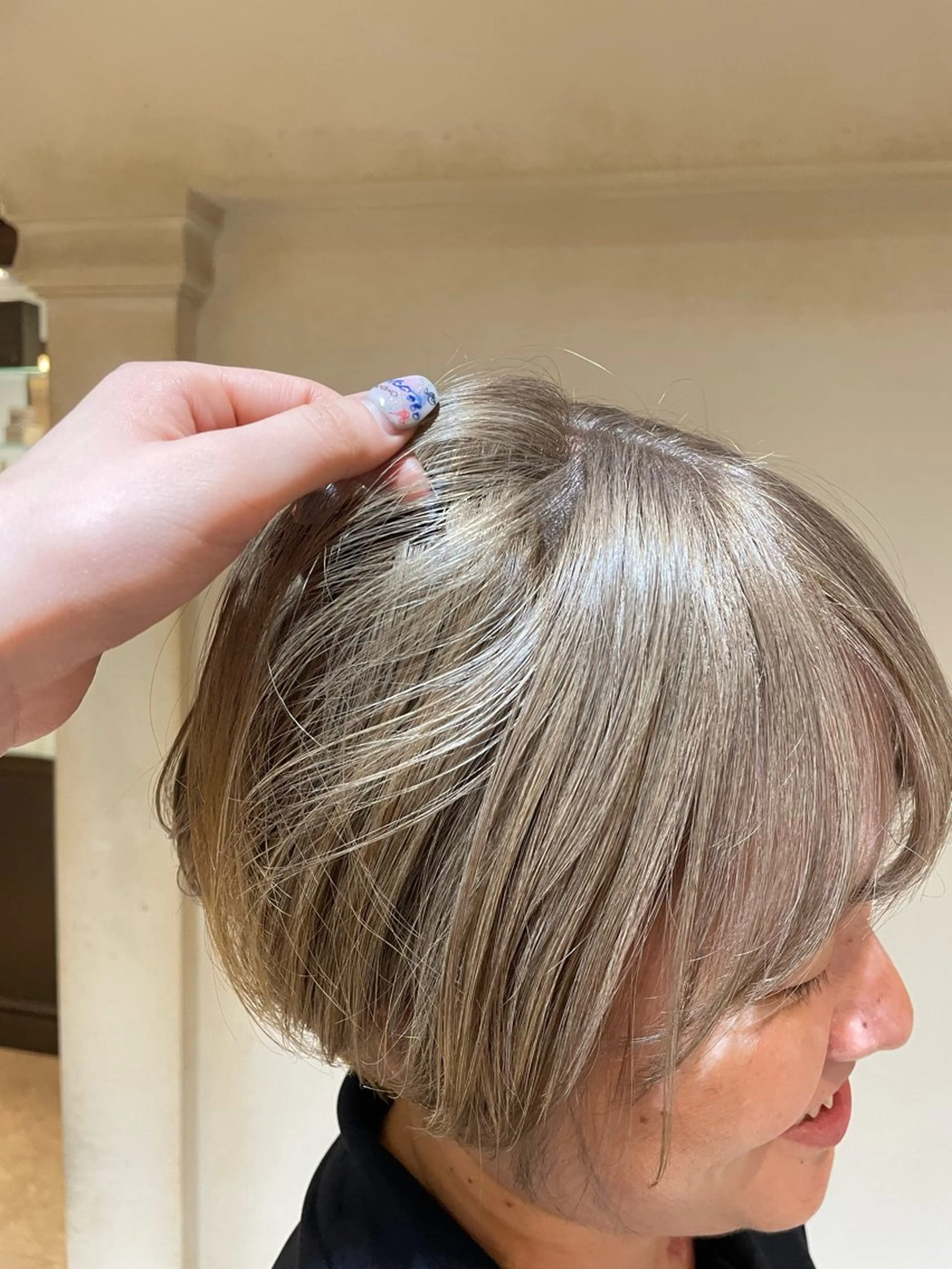 カラー ベージュカラー ブリーチ ミルクティーベージュ 長谷 若奈のヘアスタイル