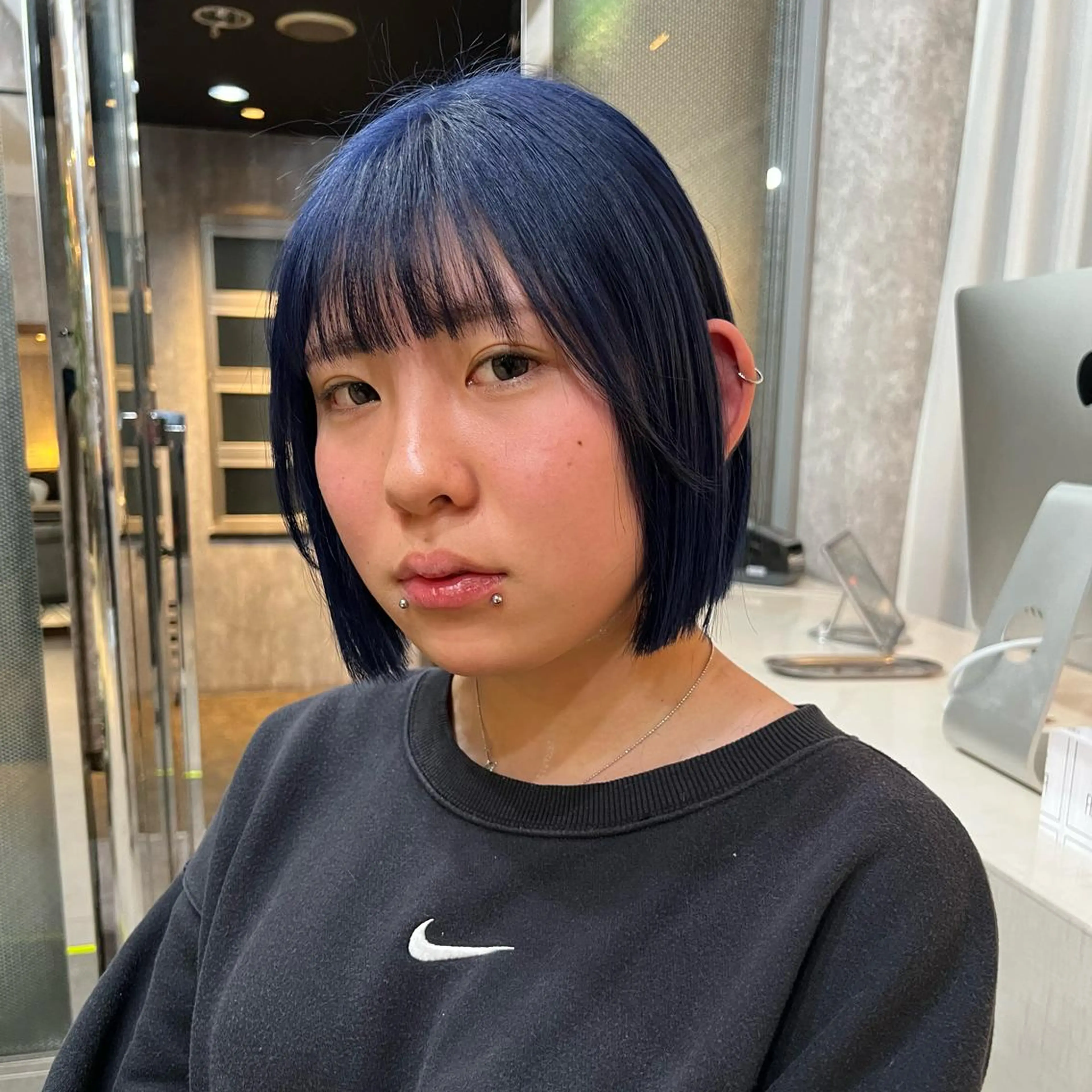 ショート カラー ヘアアレンジ 切りっぱなしボブ ブルーカラー ボブ TIDEHAIR SHIHOのヘアスタイル