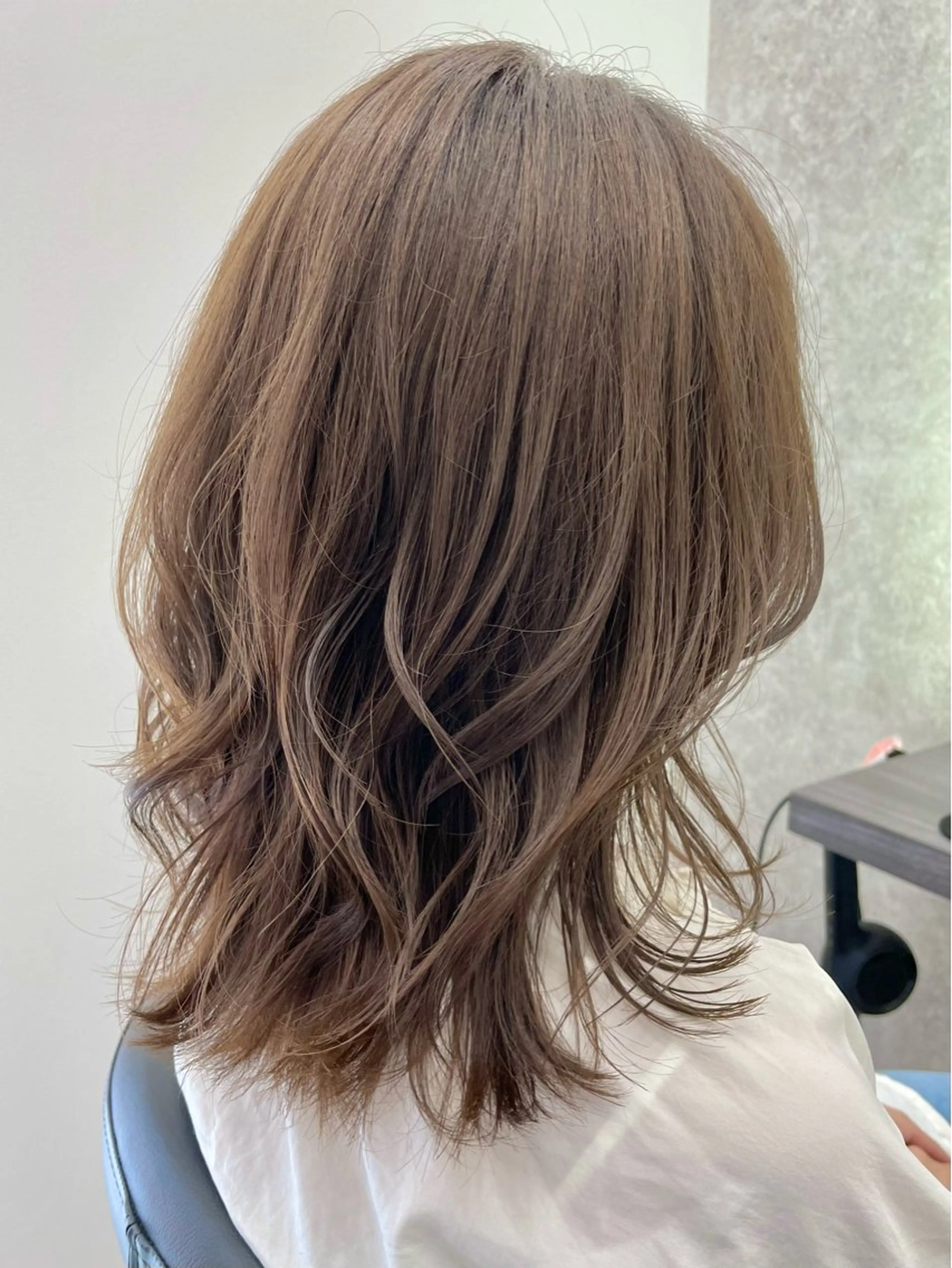 セミロング カラー パーマ ブルーカラー 透明感カラー デザインカラー イヤリングカラー グレージュ 佐々木 達也のヘアスタイル