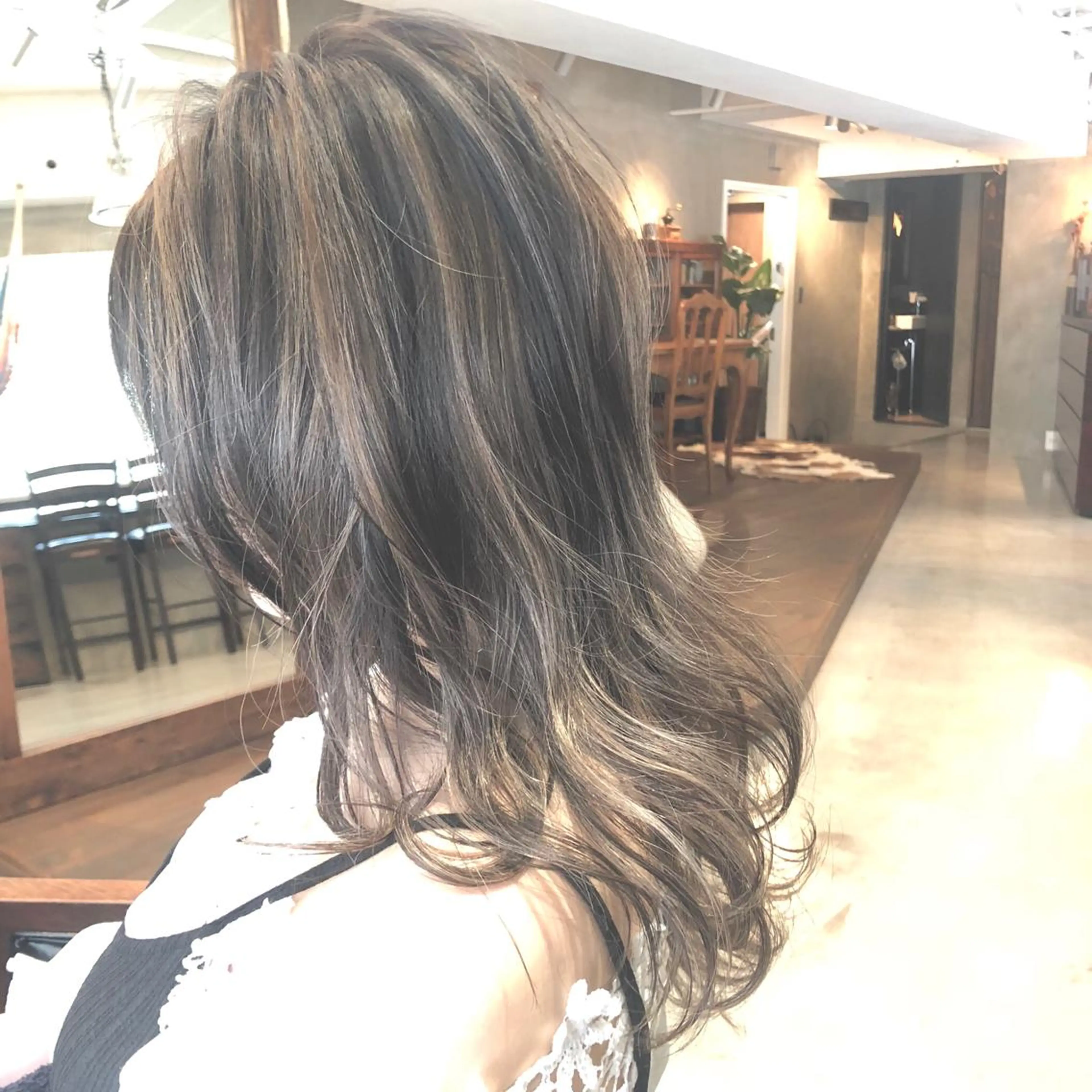 セミロング カラー バレイヤージュ グレージュ レイヤーカット las PAVILIONのヘアスタイル