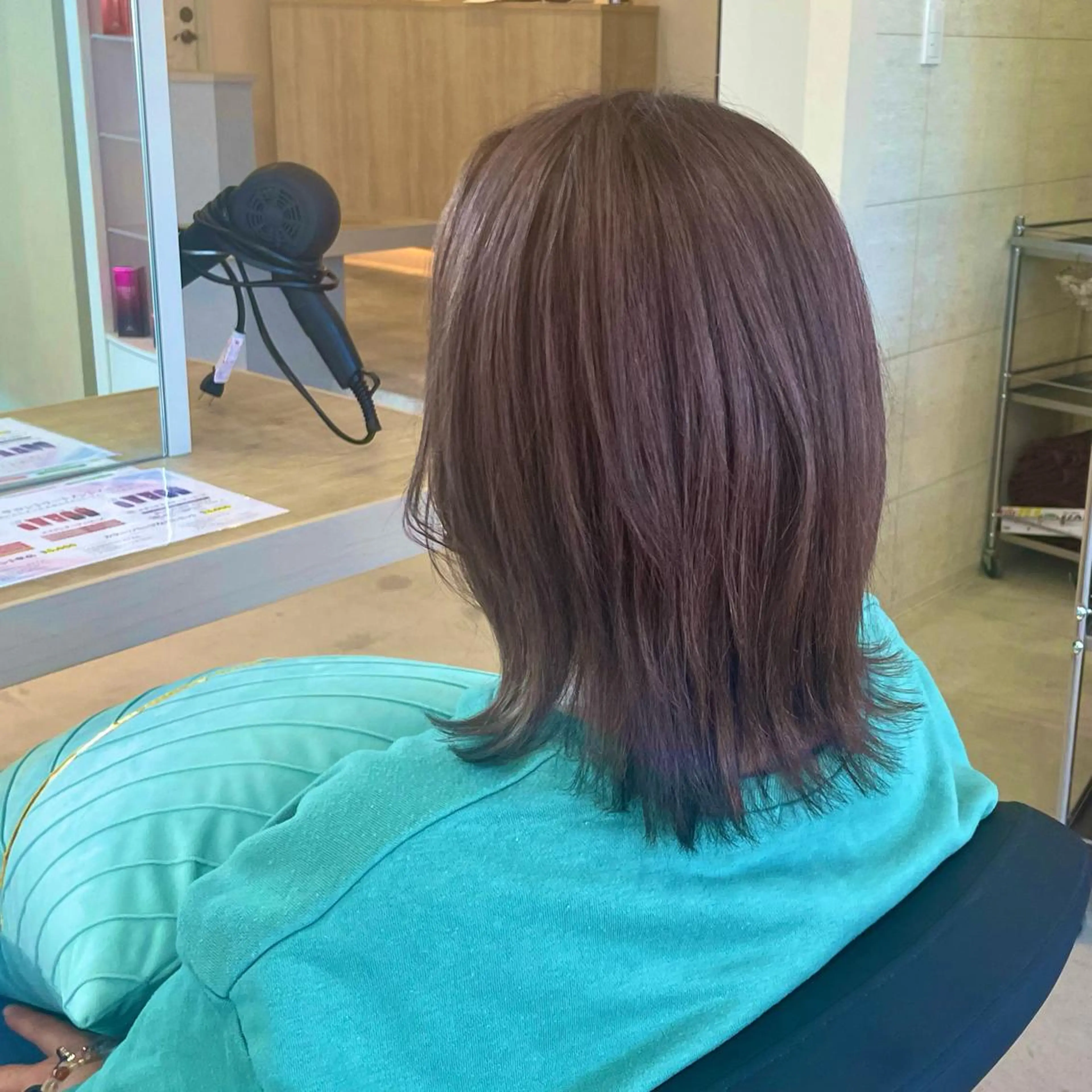 ミディアム カラー AKI 🐉のヘアスタイル