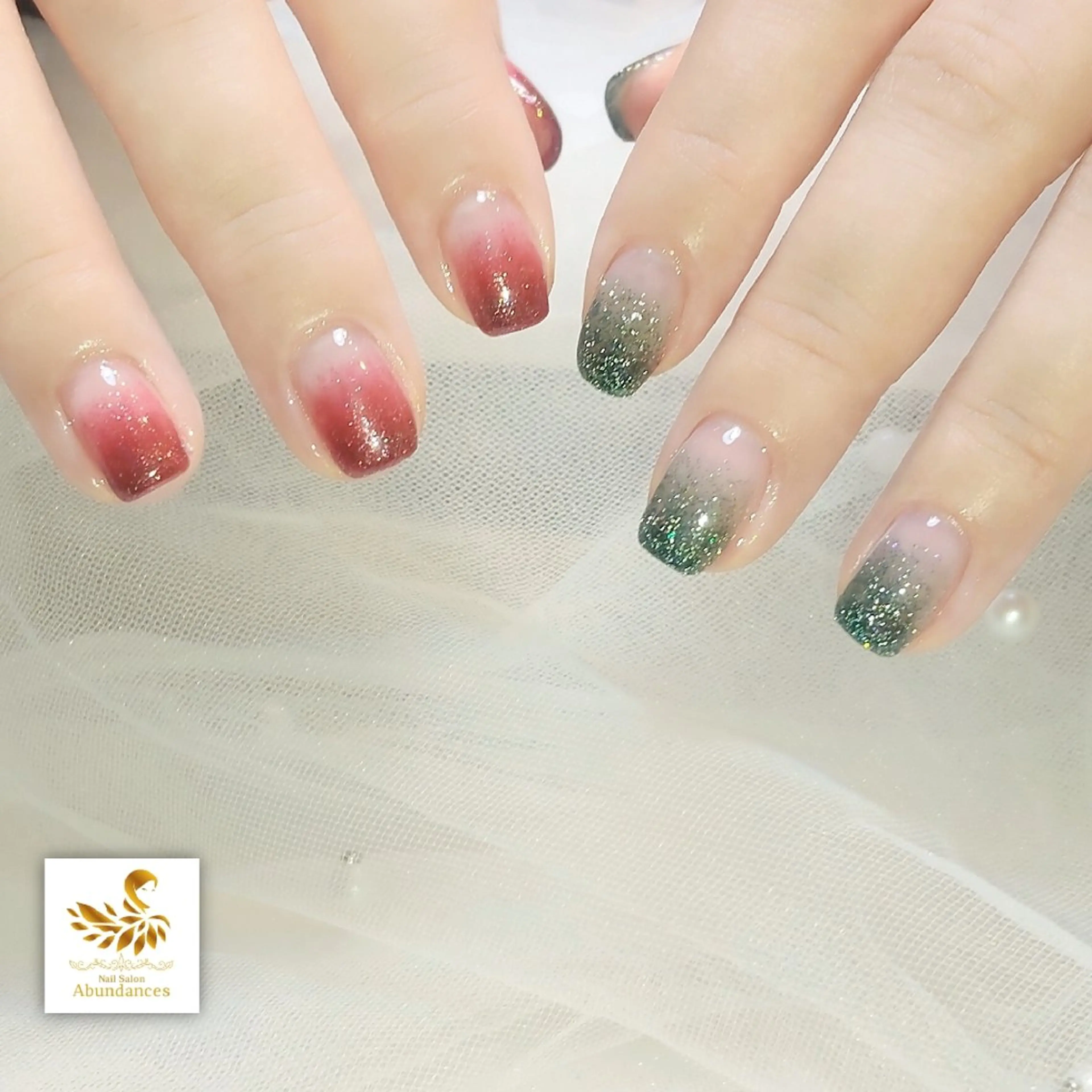 ネイル フラッシュネイル グラデーション グリーン 赤色 冬ネイル ハンドネイル 完全予約制個室サロン Abundancesのネイルデザイン