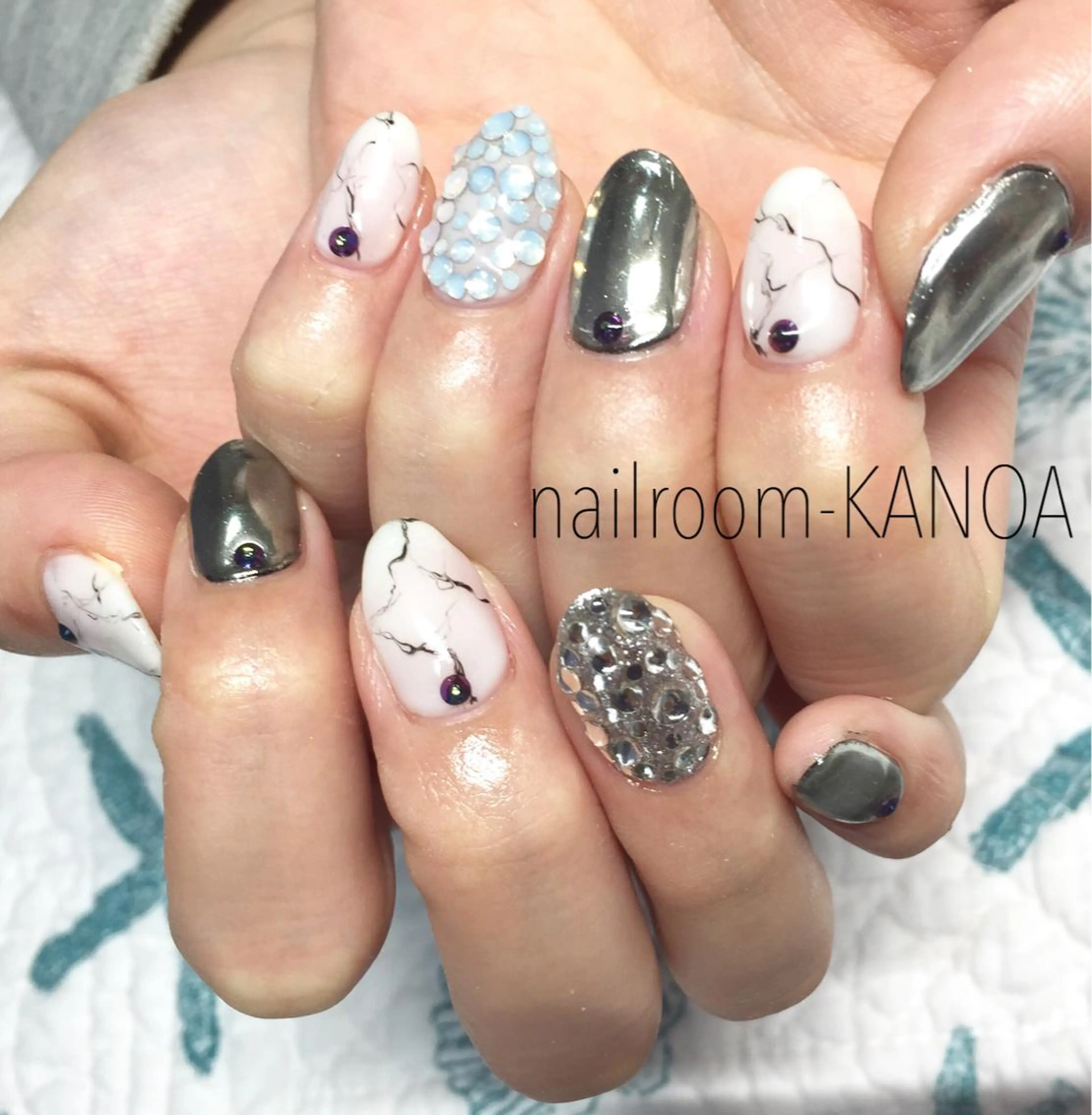 ミディアム ネイル 大理石ネイル(マーブル) ミラーネイル シルバー nailroom- KANOAのネイルデザイン