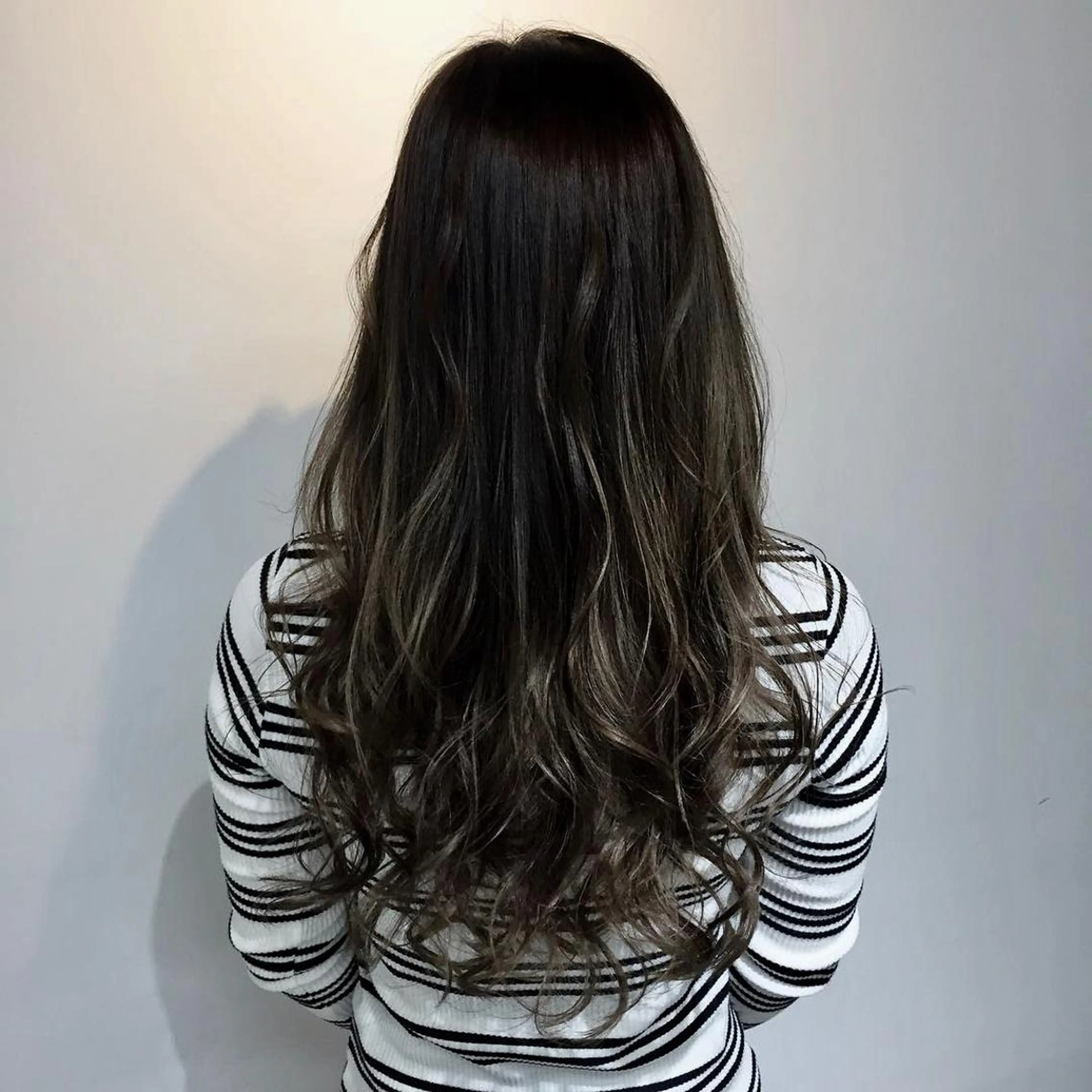 ロング カラー バレイヤージュ グレージュ レイヤーカット 中塚 義人のヘアスタイル