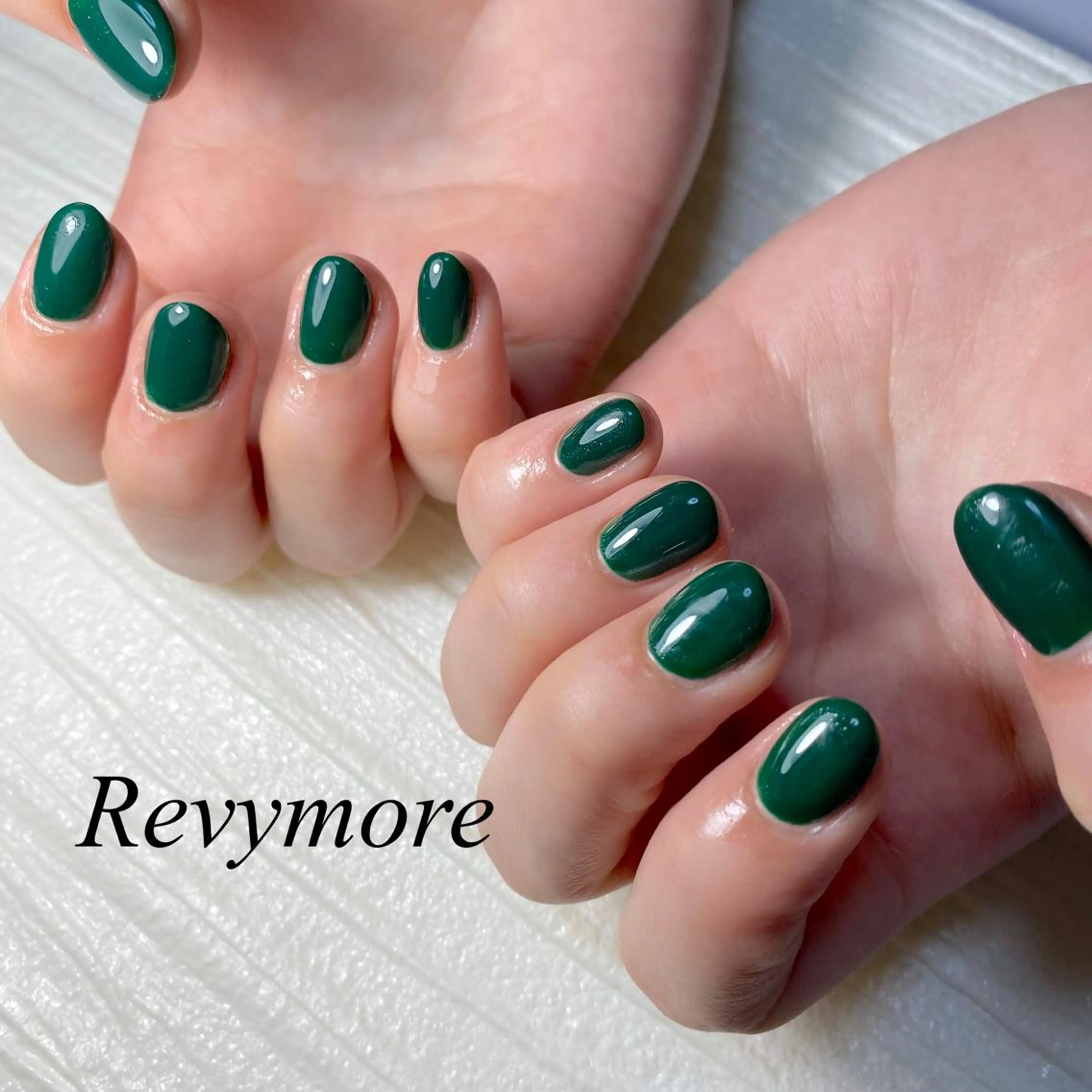 ミディアム ネイル 韓国風ヘア ジェルネイル グリーン キラキラネイル 韓国ネイル nail salon Revymoreのネイルデザイン