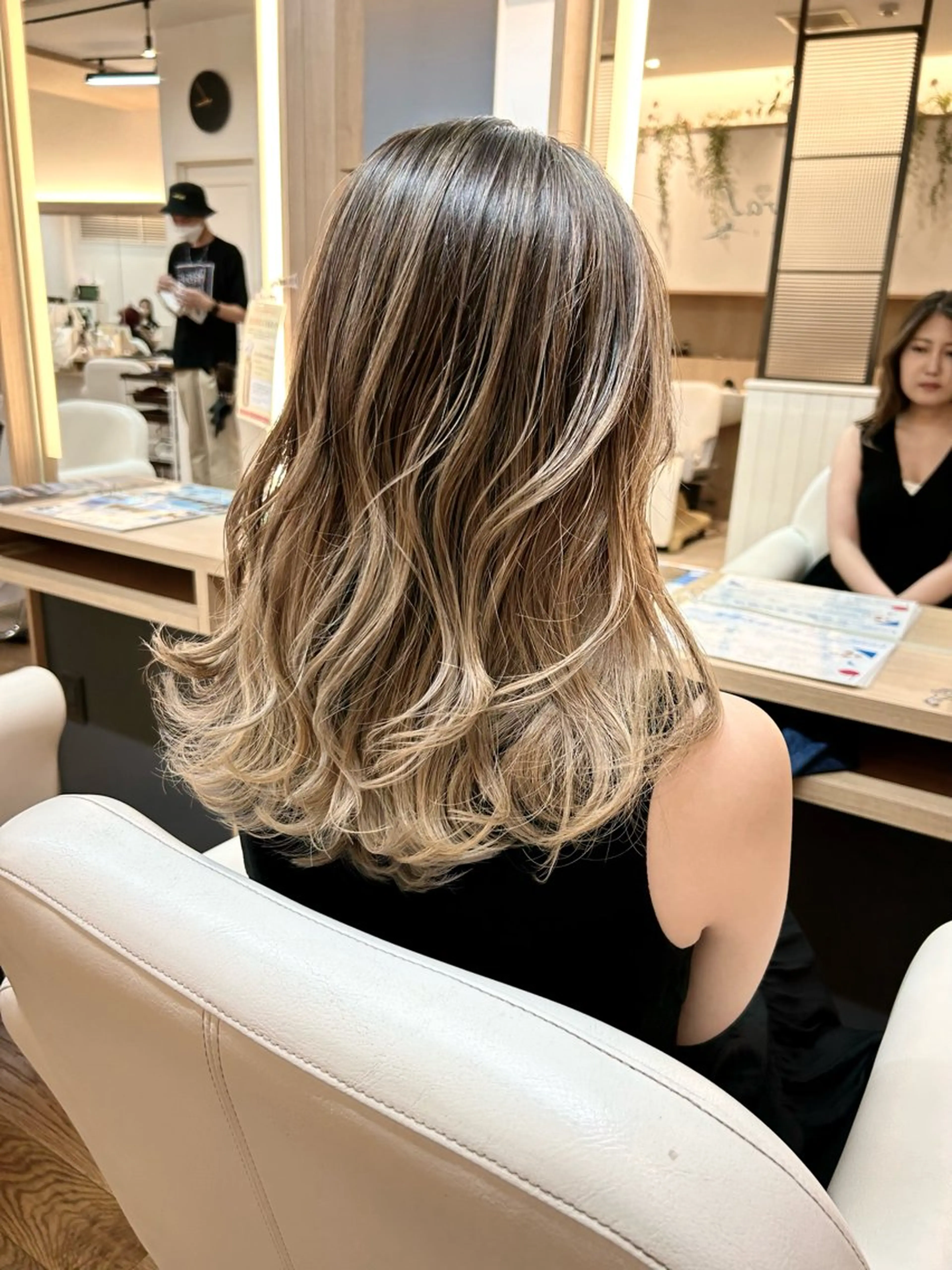 セミロング カラー バレイヤージュ 外国人風カラー かきあげバング レイヤーカット 奈良 優輝のヘアスタイル