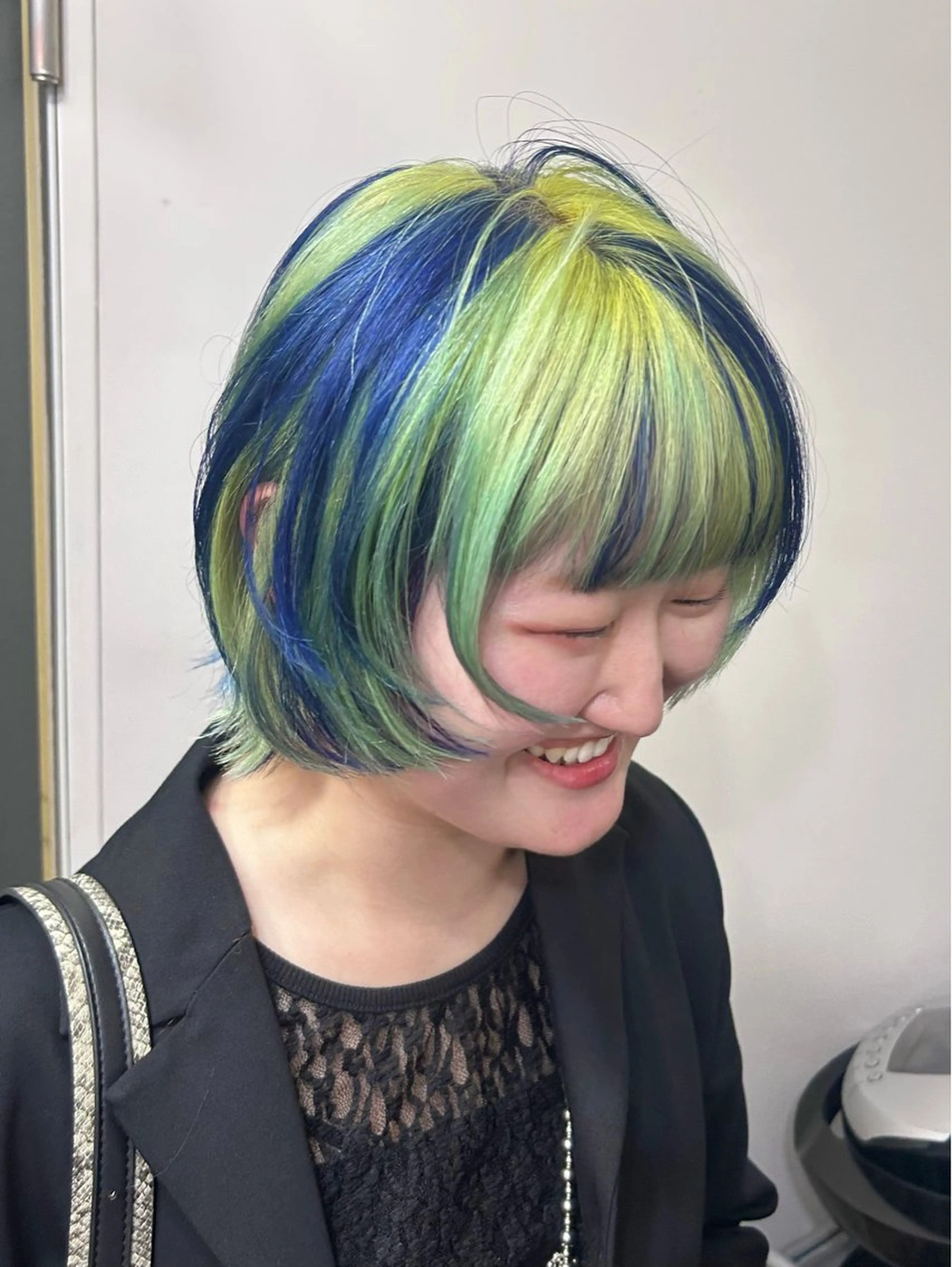 ショート カラー ブリーチ デザインカラー カット ヘアカラー 𝙱𝙻𝙴𝙽 𝚋𝚢 𝚍𝚘𝚝.所属・🤍BLEN 窓🤍のヘアスタイル