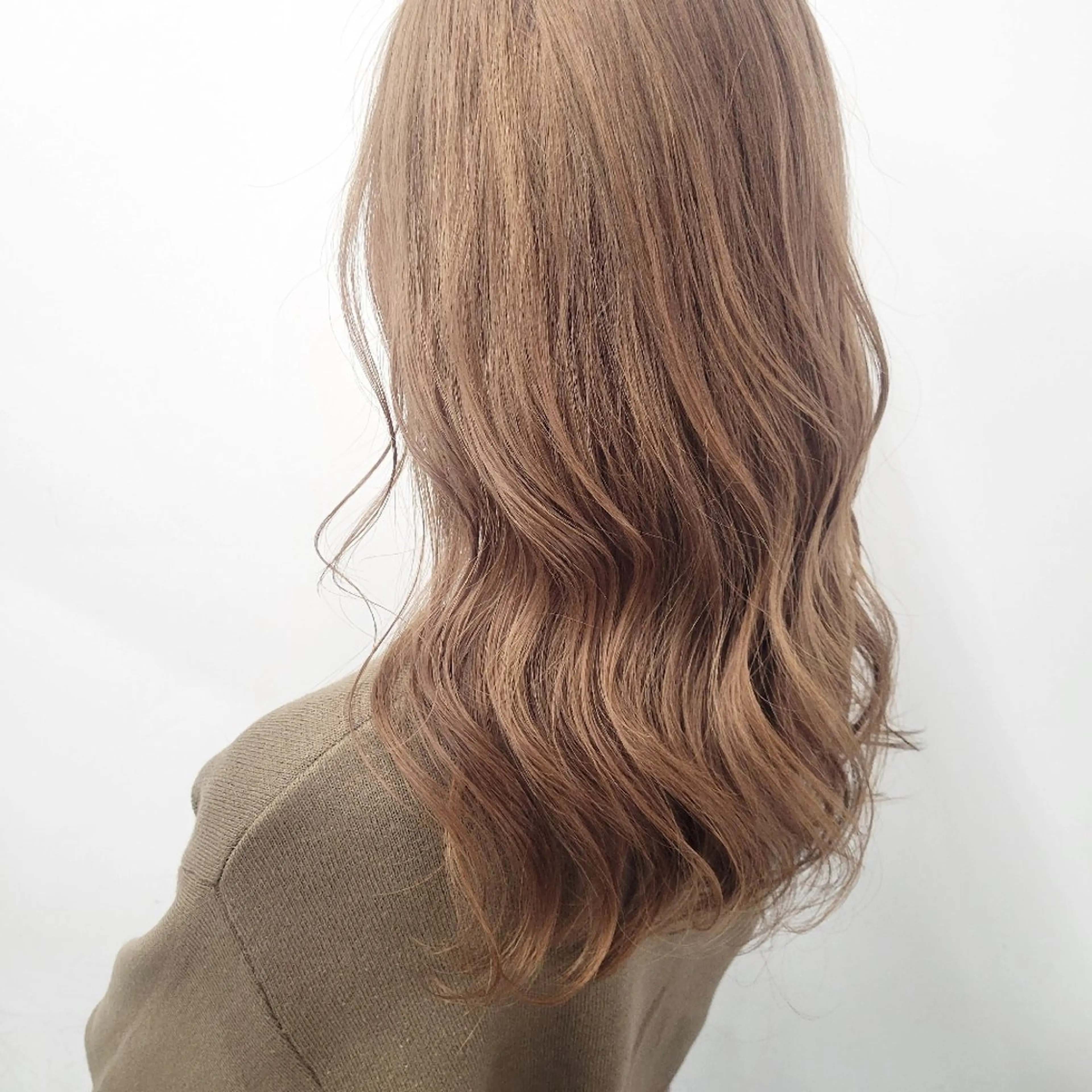 セミロング アッシュ ハイライト レイヤーカット 無藤 彩のヘアスタイル