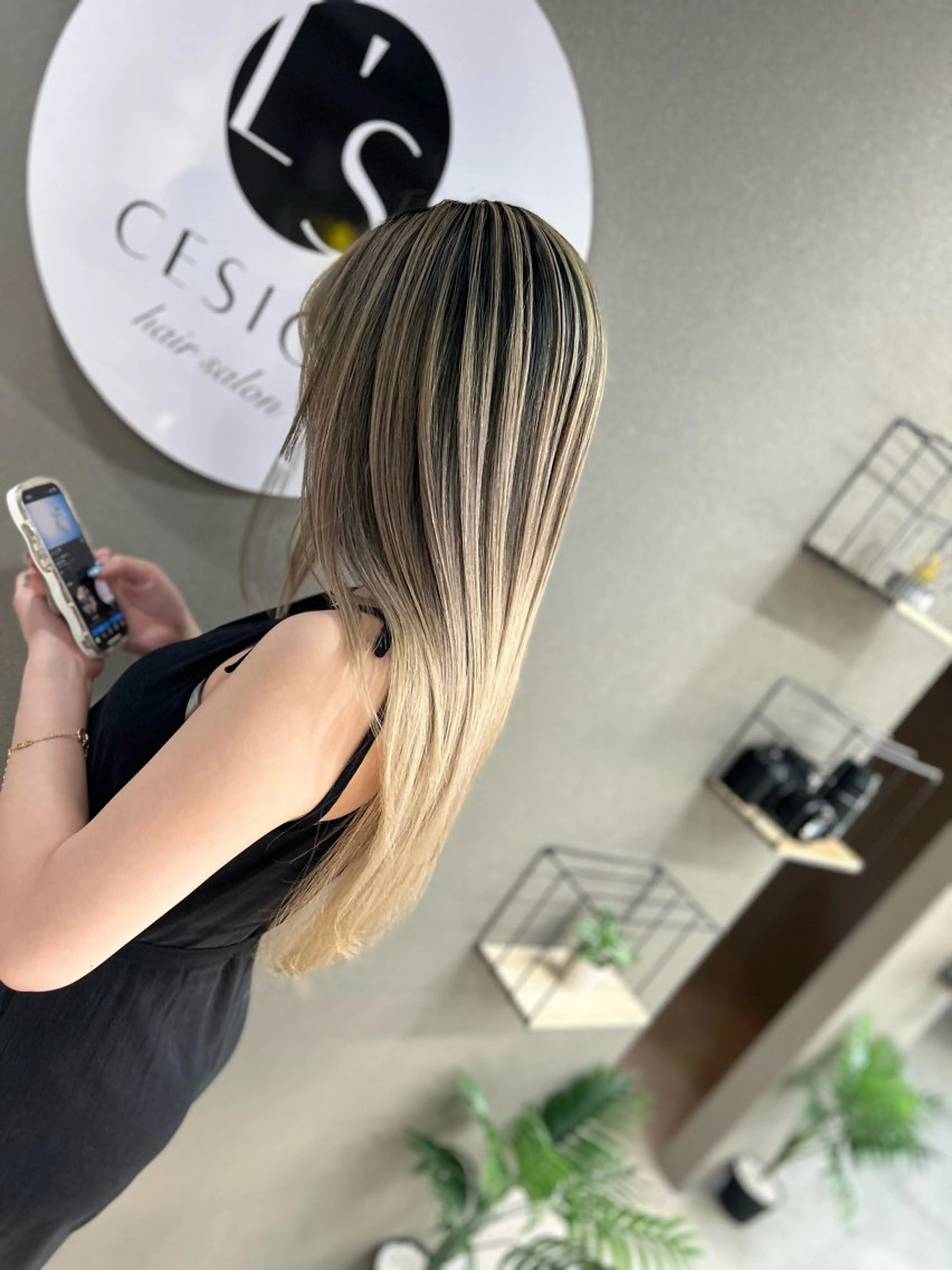 ロング カラー ヘアアレンジ ブリーチ VIM hairおもろまち店のヘアスタイル