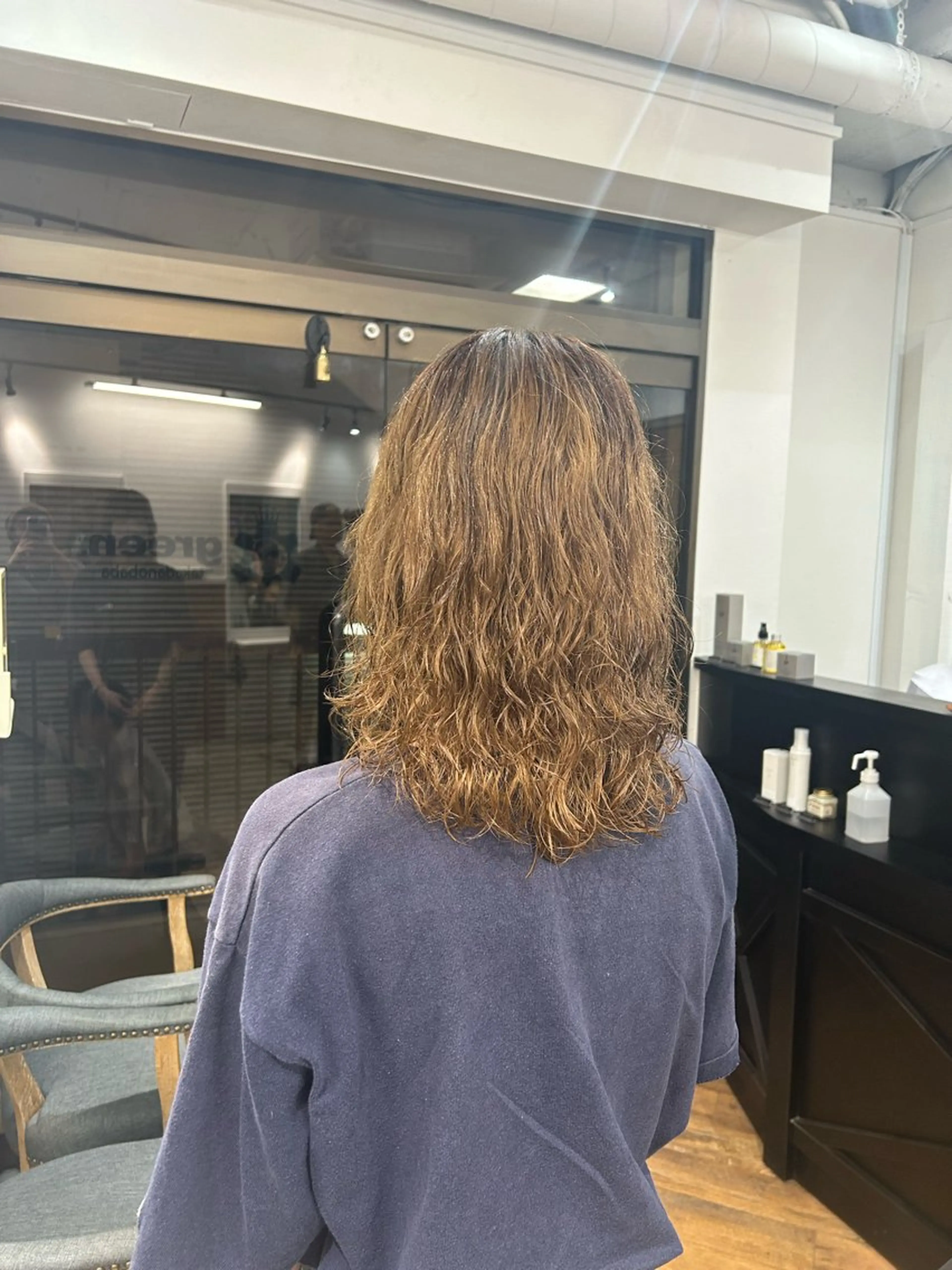 ミディアム パーマ ミディアムパーマ ナチュラル大人っぽい スタイル　MAORIのヘアスタイル