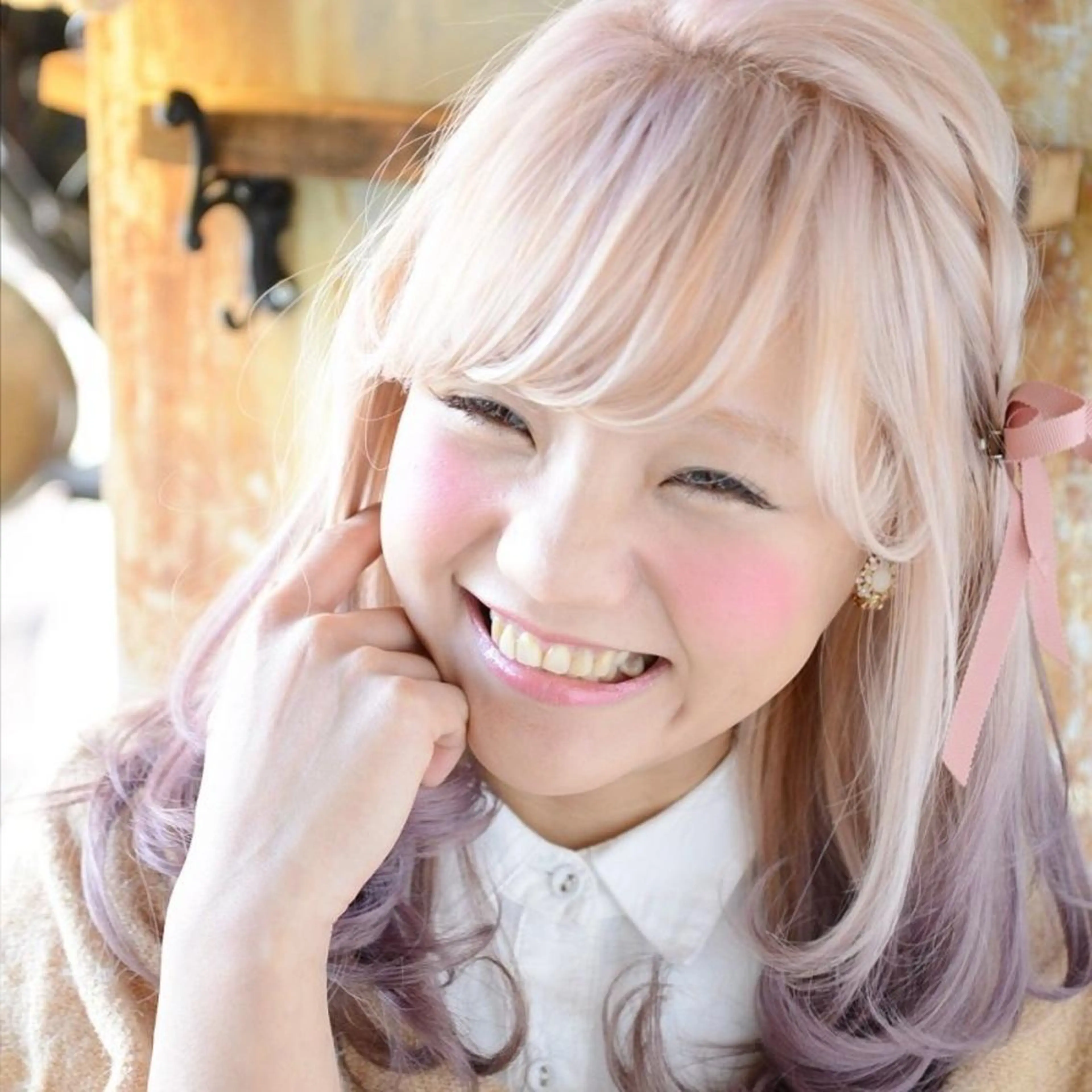 セミロング カラー ヘアアレンジ グラデーションカラー ハイトーンカラー ラベンダーカラー ピンクカラー ホワイトピンク デザインカラー /aiのヘアスタイル