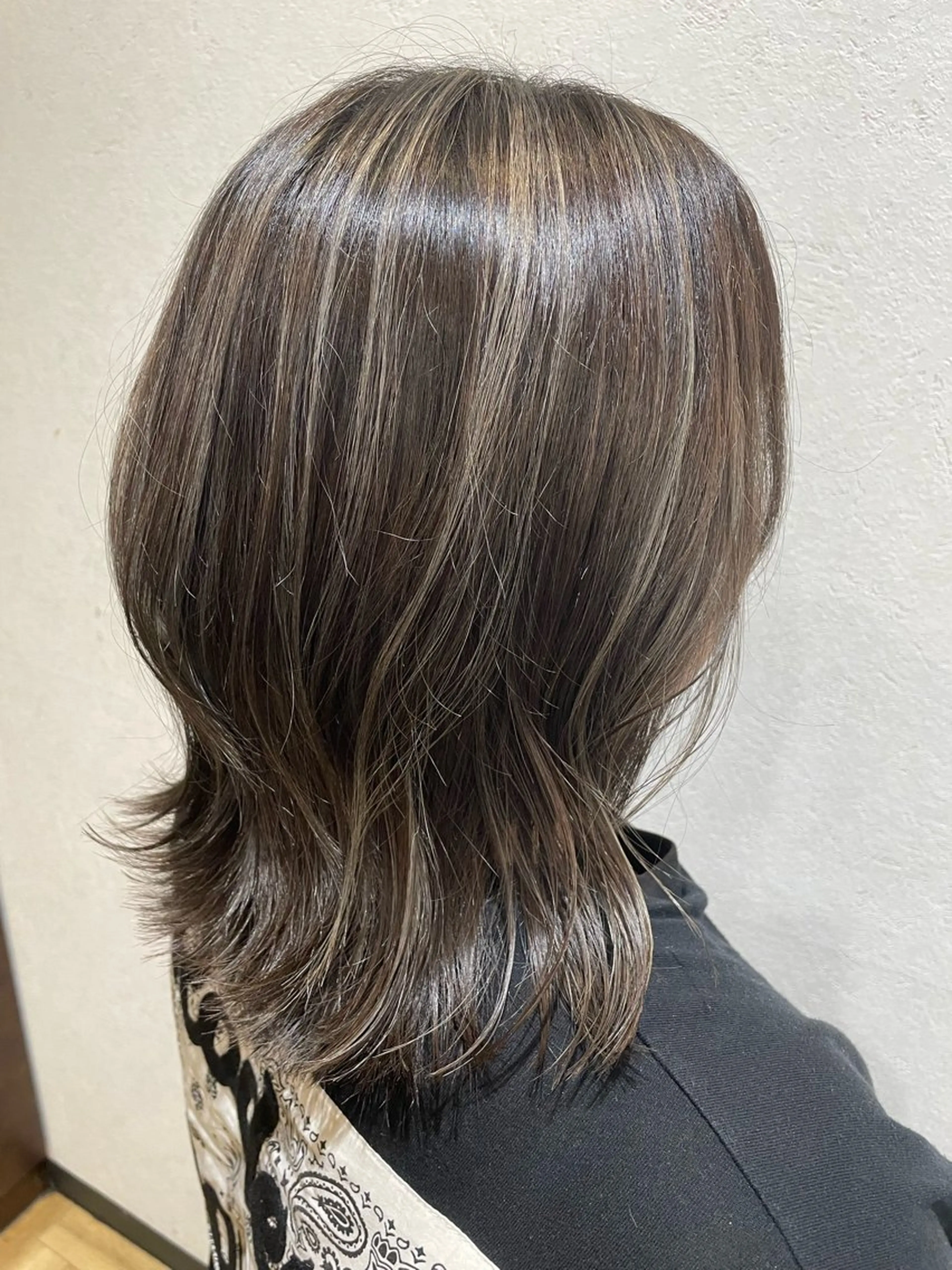 カラー 岡村 真子のヘアスタイル