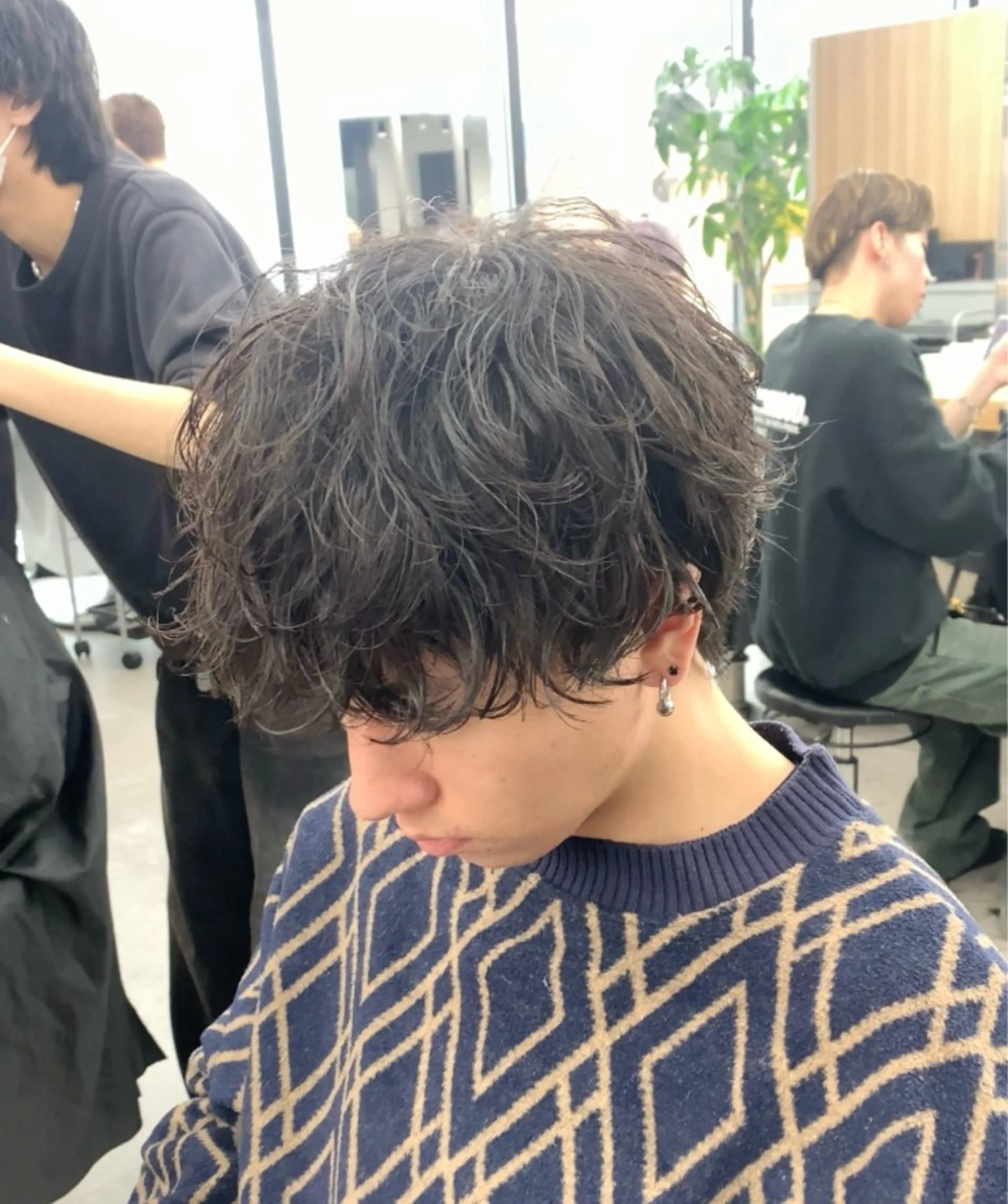 カラー パーマ メンズ センターパート フェザーパーマ メンズハイライト メンズメッシュ マッシュ 福井祥太／海外風 /プードルパーマのヘアスタイル