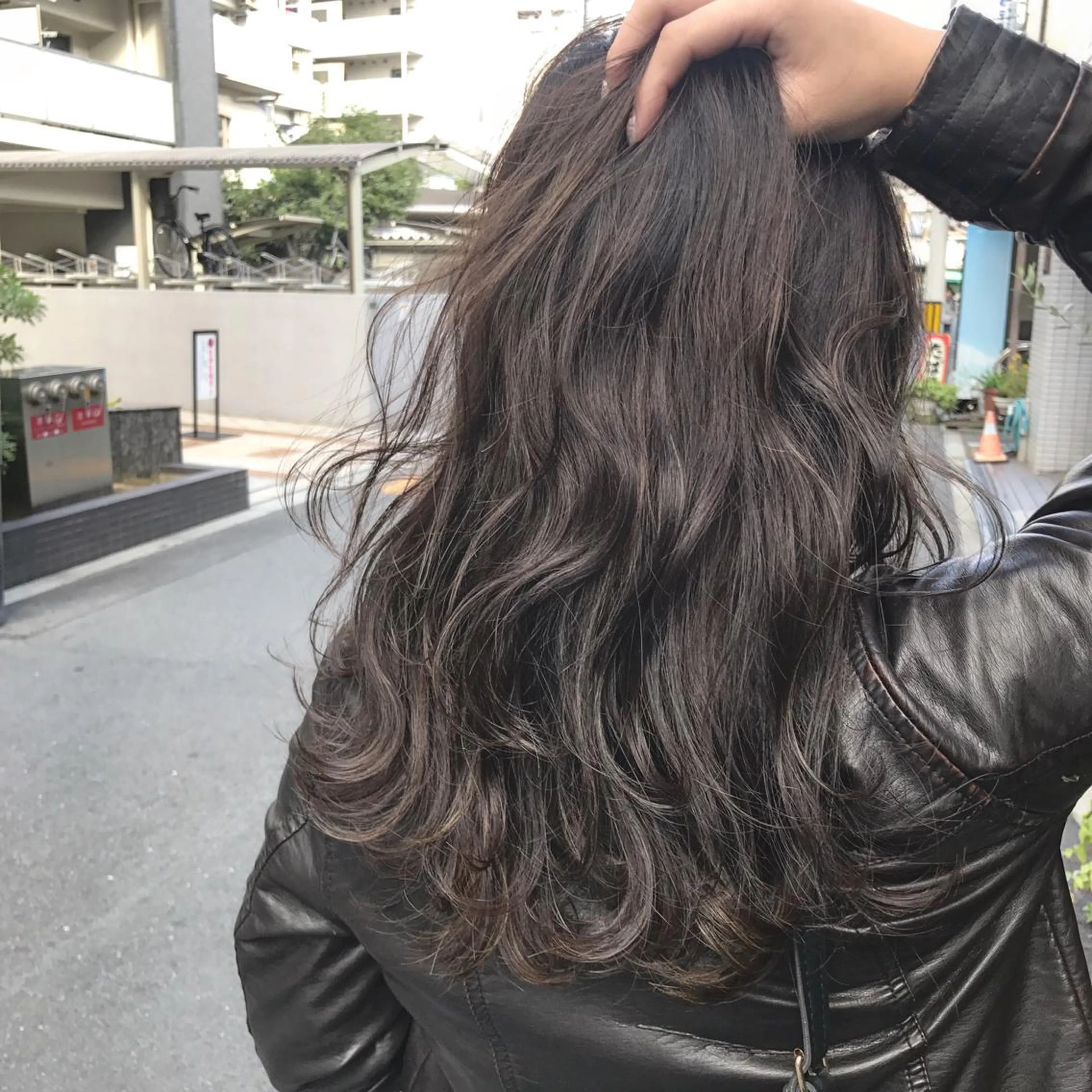 セミロング カラー グレージュ ハイライトカラー 外国人風カラー ハイライト ヘアカラー トリートメント salowin梅田所属・レイヤー/顔周り /AKARIのヘアスタイル