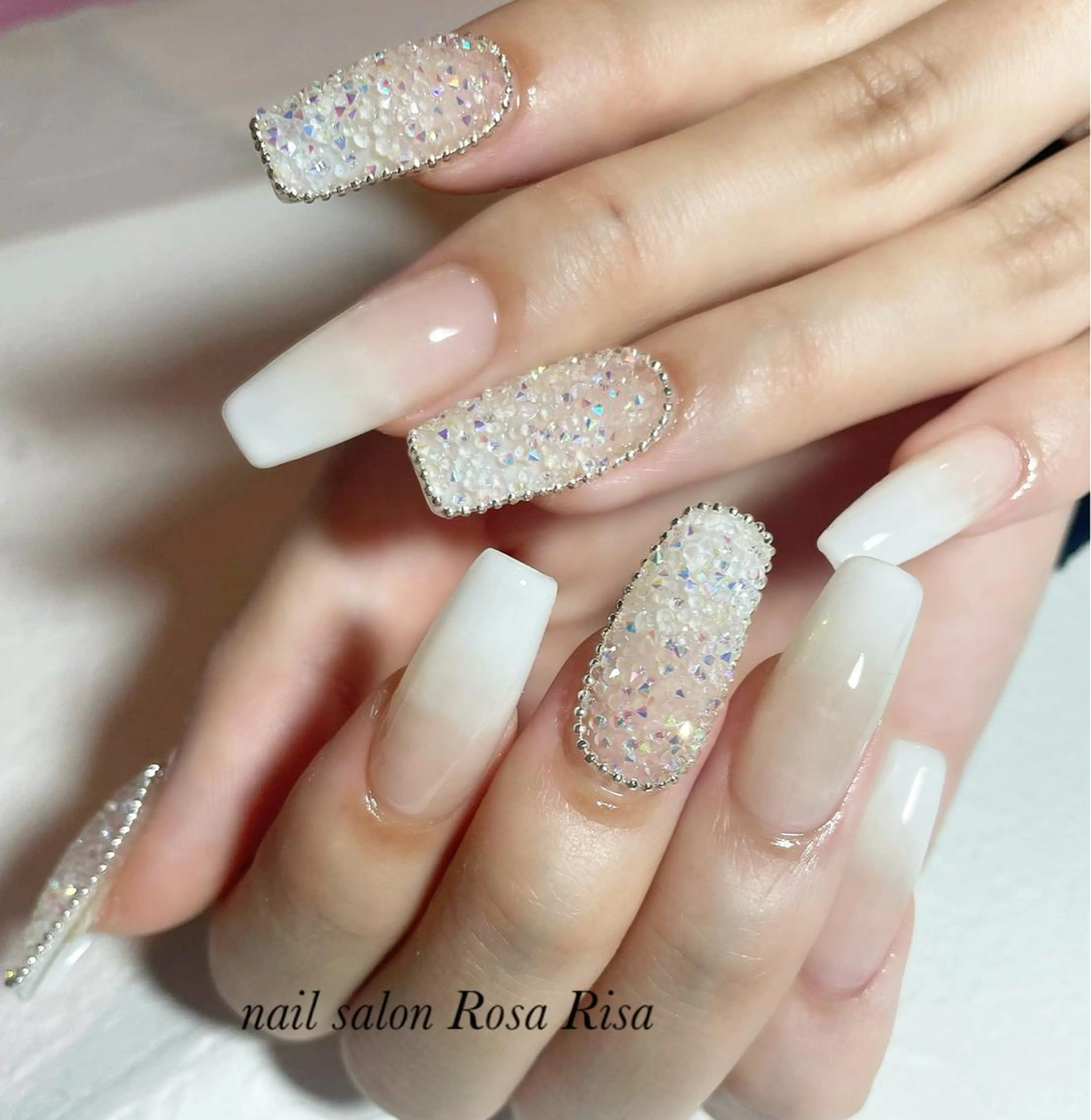 ロング ネイル 持ち込み ストーンネイル ネイルスタジオ シェイクユアハンズのネイルデザイン