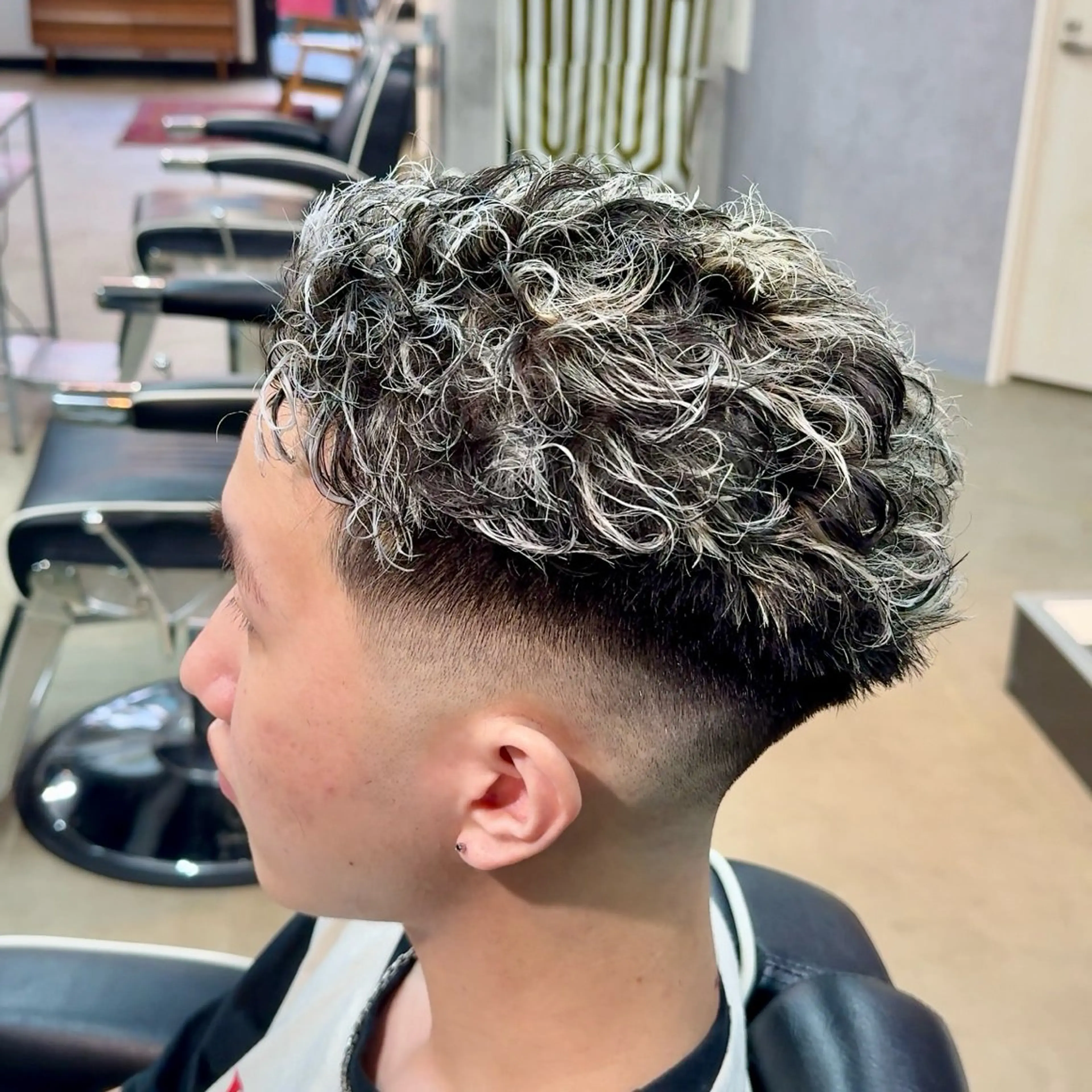 【春の垢抜けヘアー🔥】カット×メッシュ×パーマで立体感MAXに✨#メッシュ#ハイライト#パーマ#カラー#メンズパーマの写真