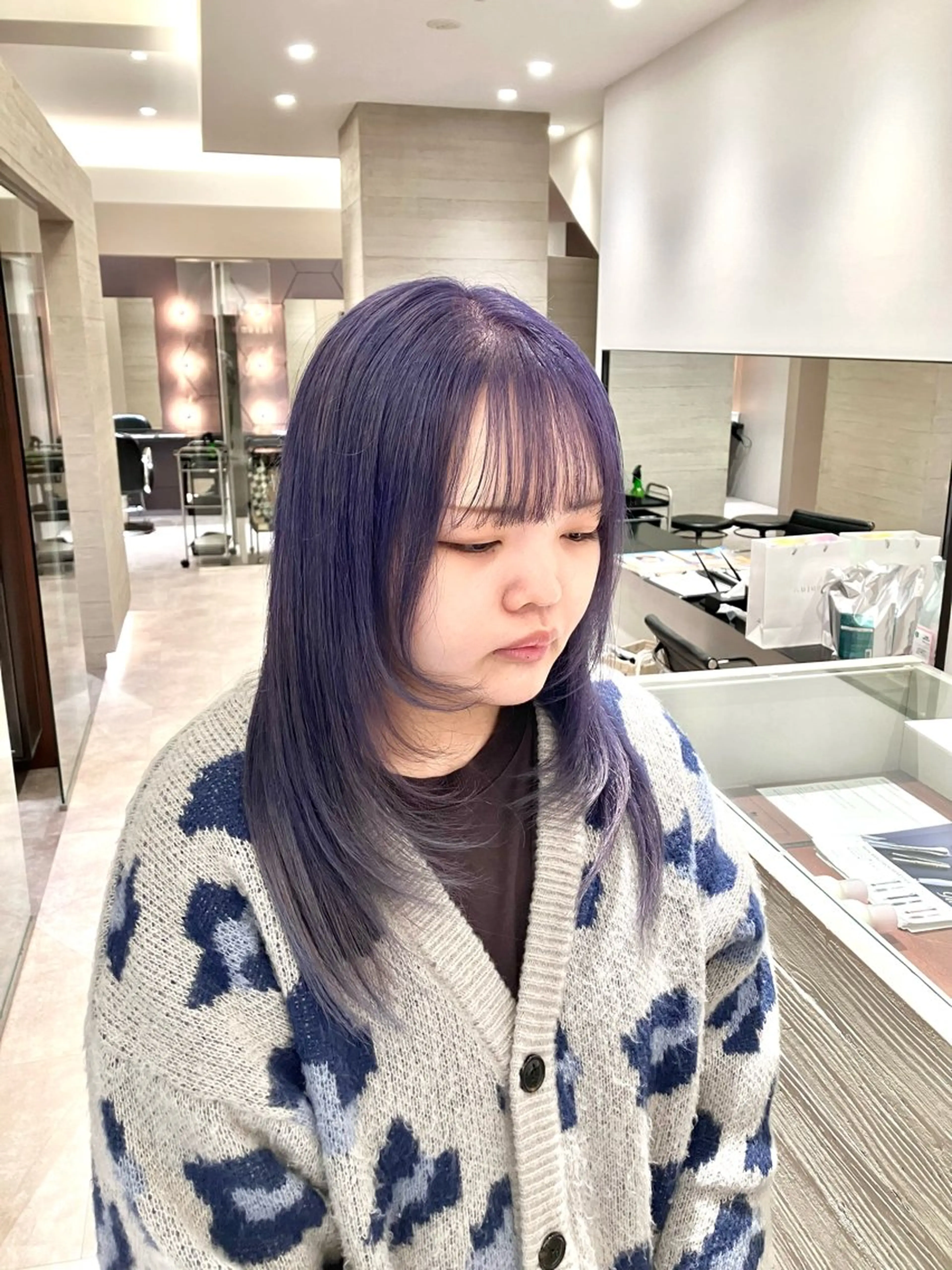 セミロング カラー ブリーチ ラベンダーカラー ラベンダーグレー レイヤーカット カット ヘアカラー サキ🤍ハイトーン 🩰くびれ巻きヘアのヘアスタイル