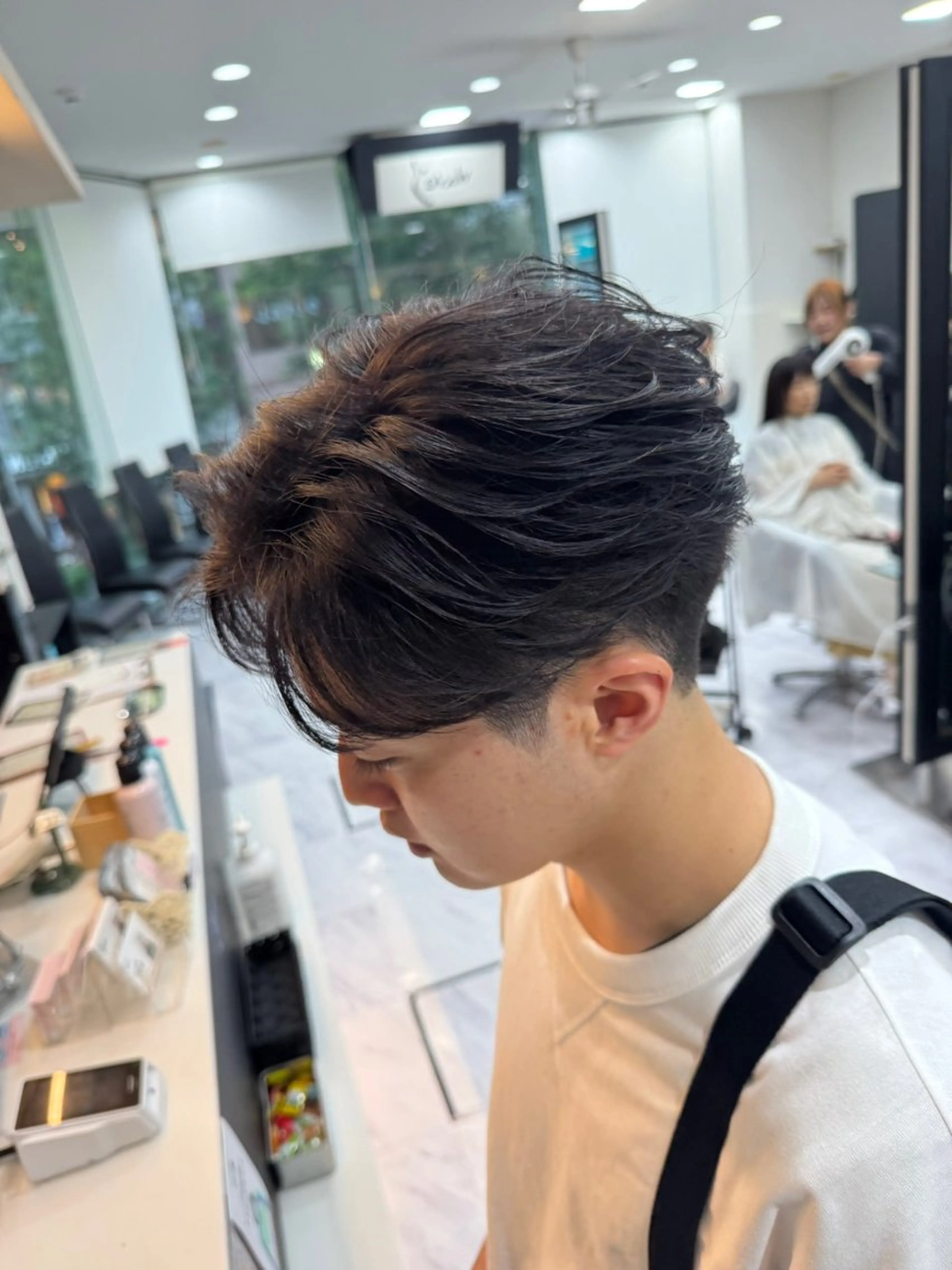 ショート パーマ ヘアアレンジ メンズ センターパート フェザーパーマ メンズパーマ メンズツイストパーマ ツイストスパイラルパーマ カット パーマ トリートメント ヘッドスパ ヘアセット Zina 大宮所属・目黒 碧人のヘアスタイル