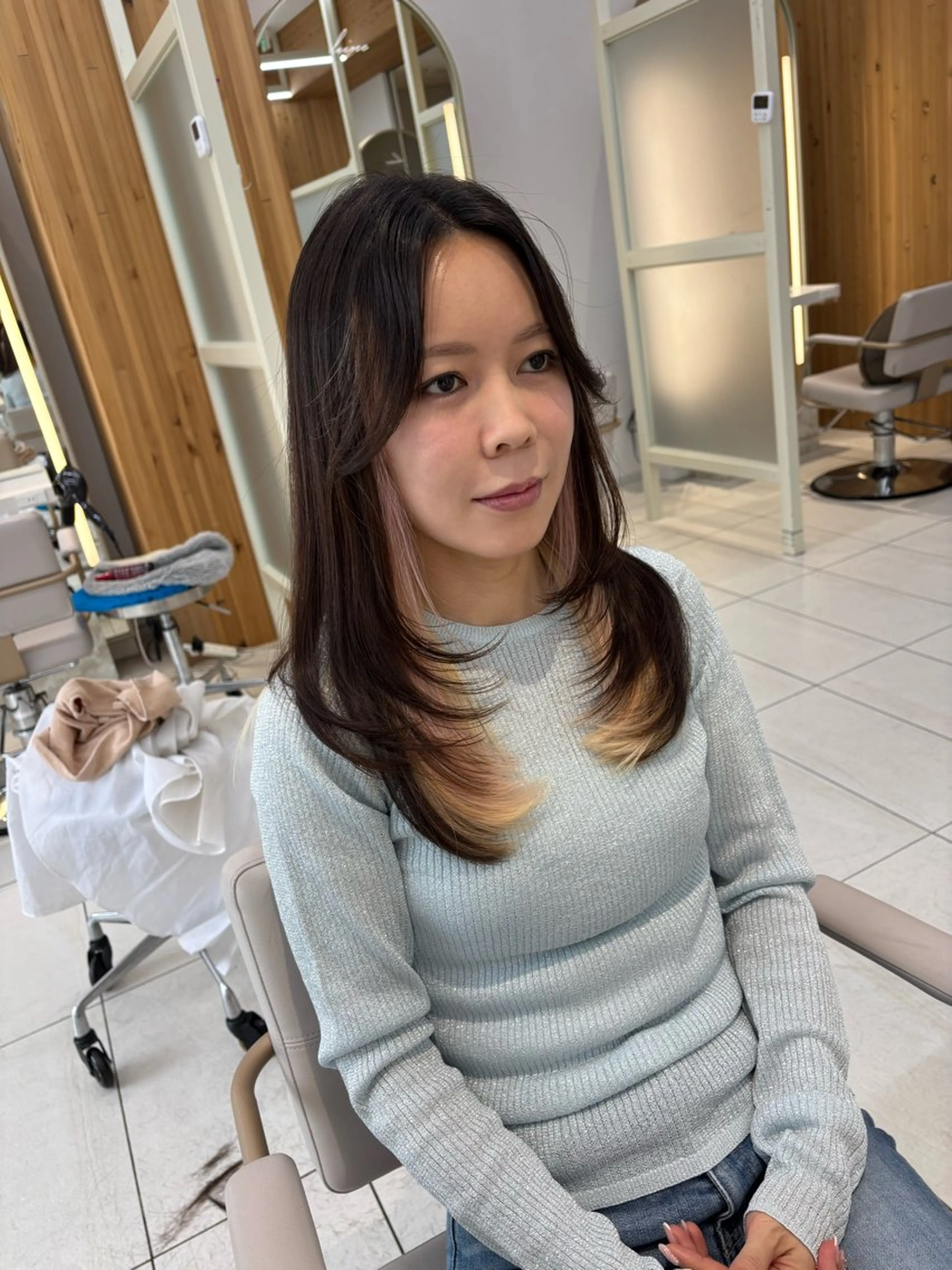 ロング かなこ／重めレイヤー ／透明感カラーのヘアスタイル