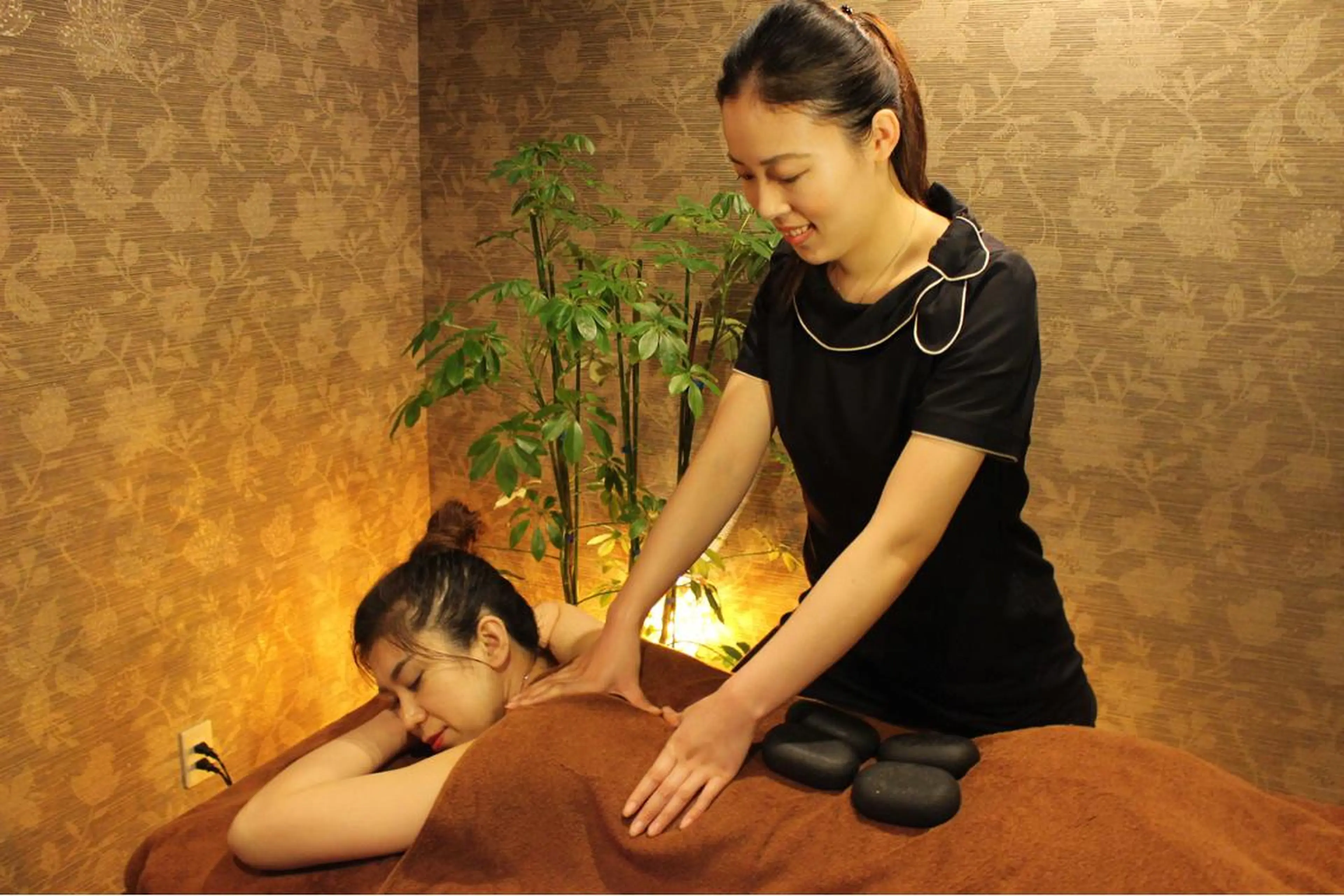 ホットストーン付　全身揉みほぐし+足つぼ＋美脚アロマ　セットコース　70分　5200円の写真