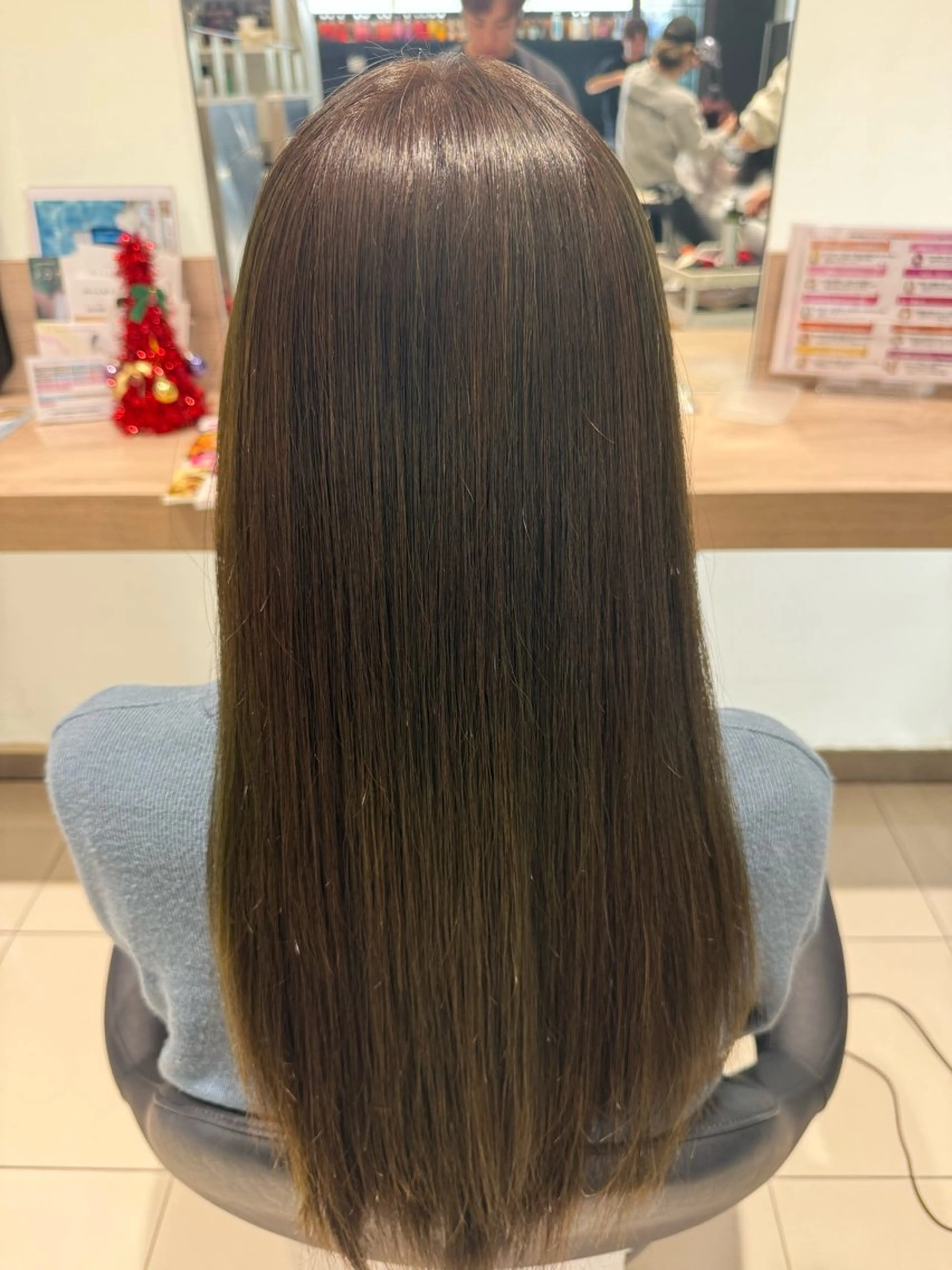 ロング カラー ベージュカラー オリーブベージュ ヘアカラー 作長 晃希のヘアスタイル