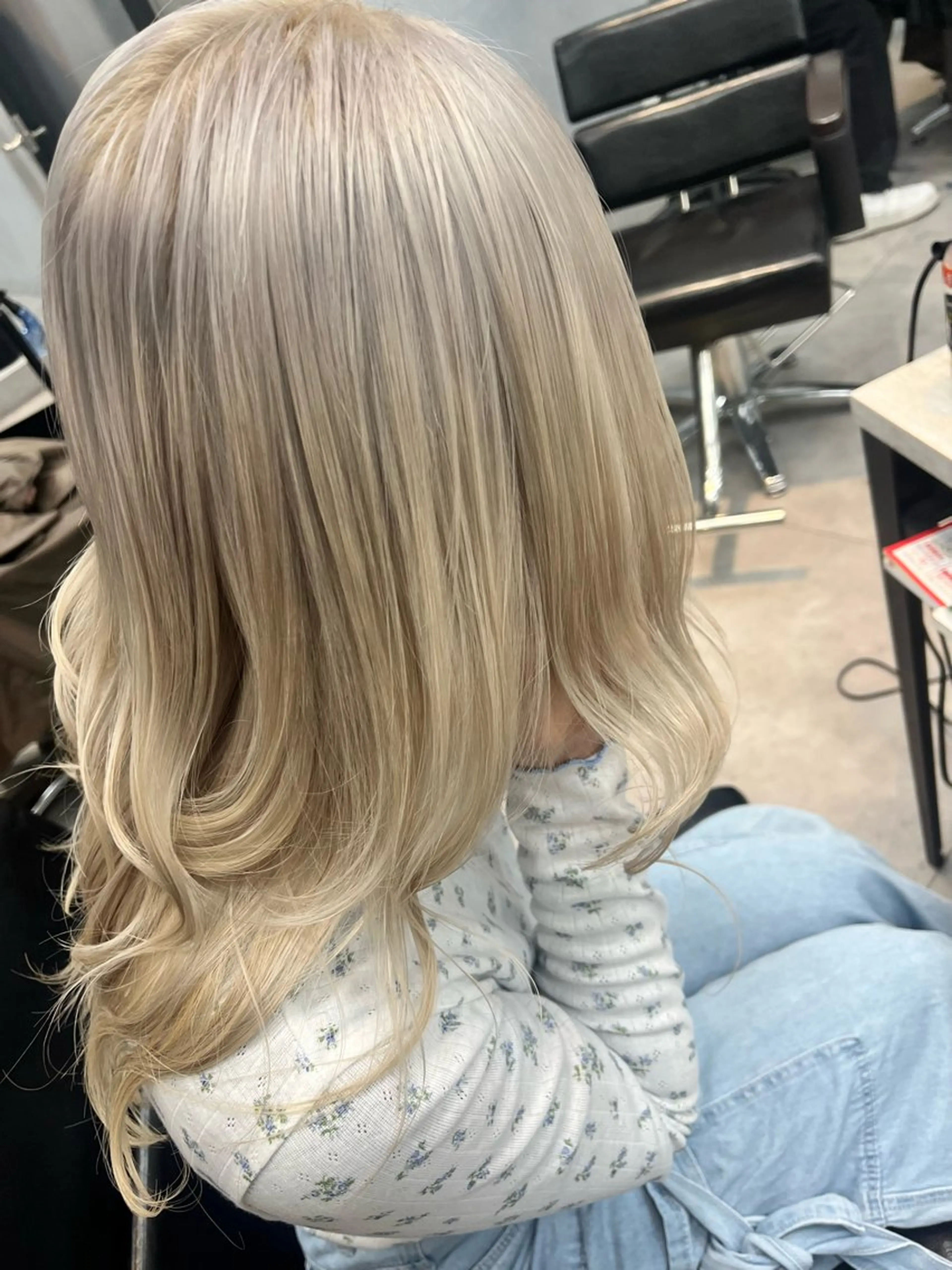 ロング カラー ベージュカラー ミルクティーベージュ ホワイトミルクティーベージュ ヘアカラー 🎀♥️推しカラー tomoka💜🍭のヘアスタイル