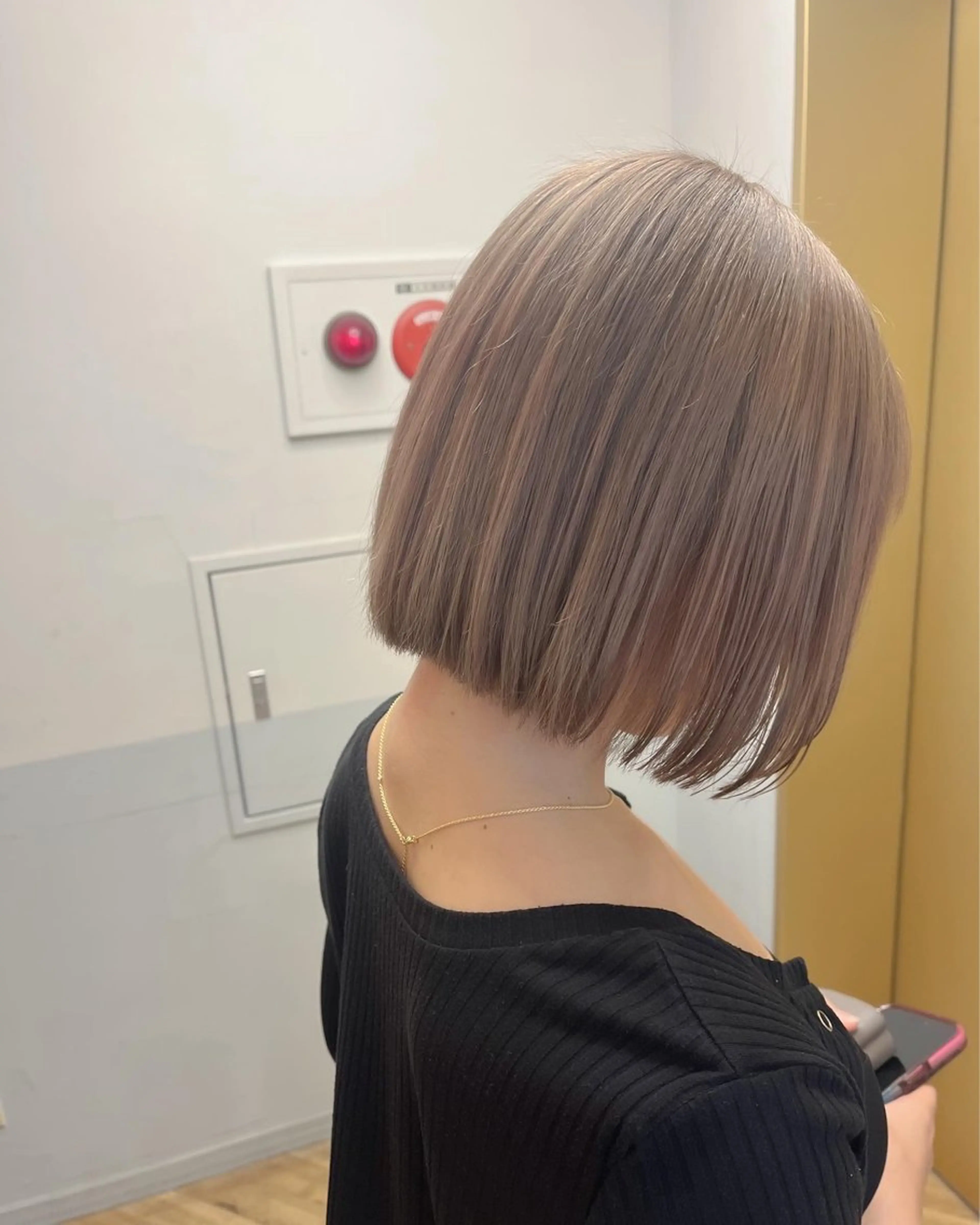 ショート カラー ベージュカラー ブリーチ ハイトーンカラー ボブ 透明感カラー│ レイヤーヘア中居美樹のヘアスタイル
