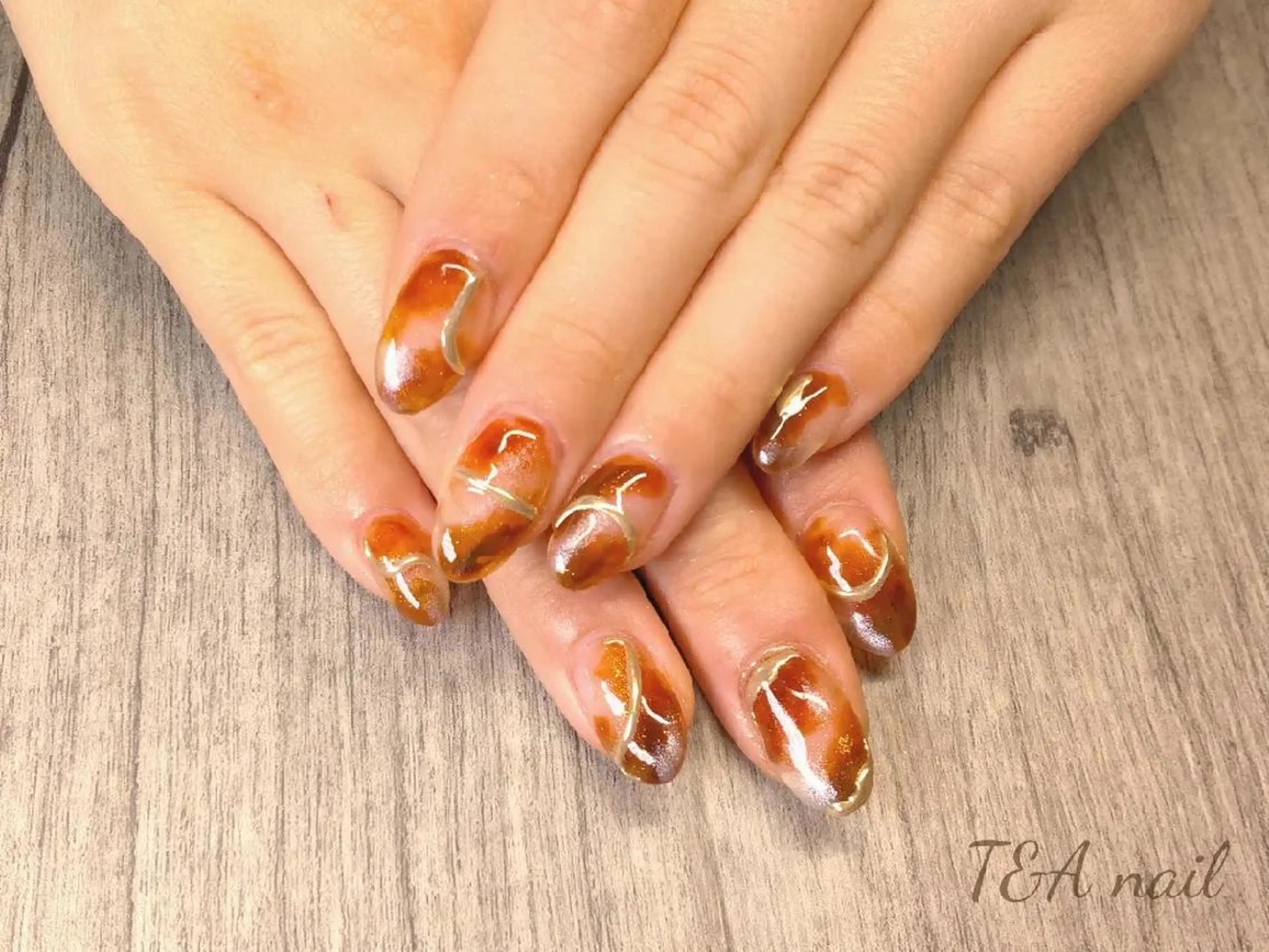 ミディアム ネイル べっ甲ネイル 長さ出し ジェルネイル ゴールド ニュアンスネイル ハンドネイル T&A nailのネイルデザイン