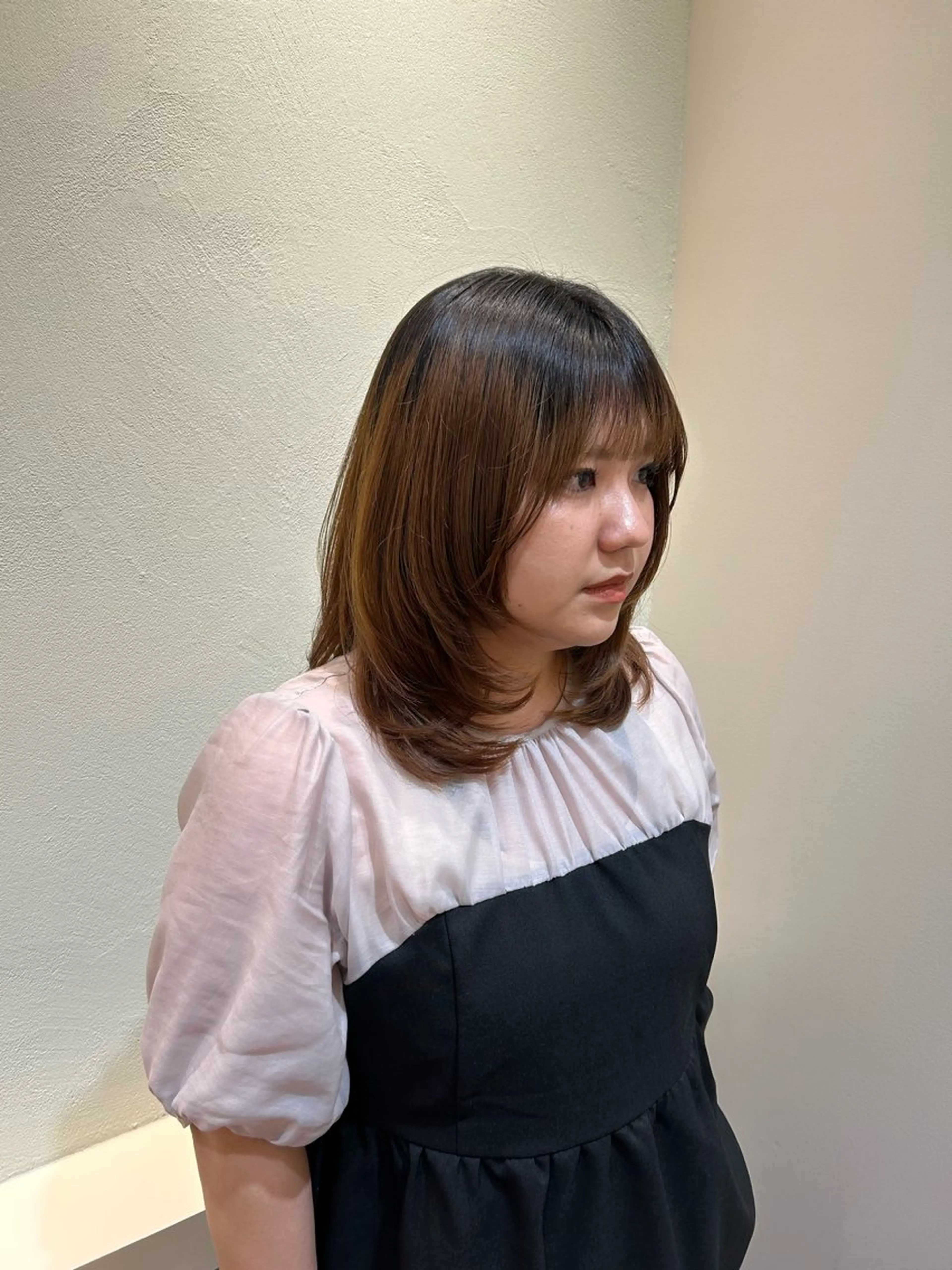 ミディアム 三富 陽菜のヘアスタイル