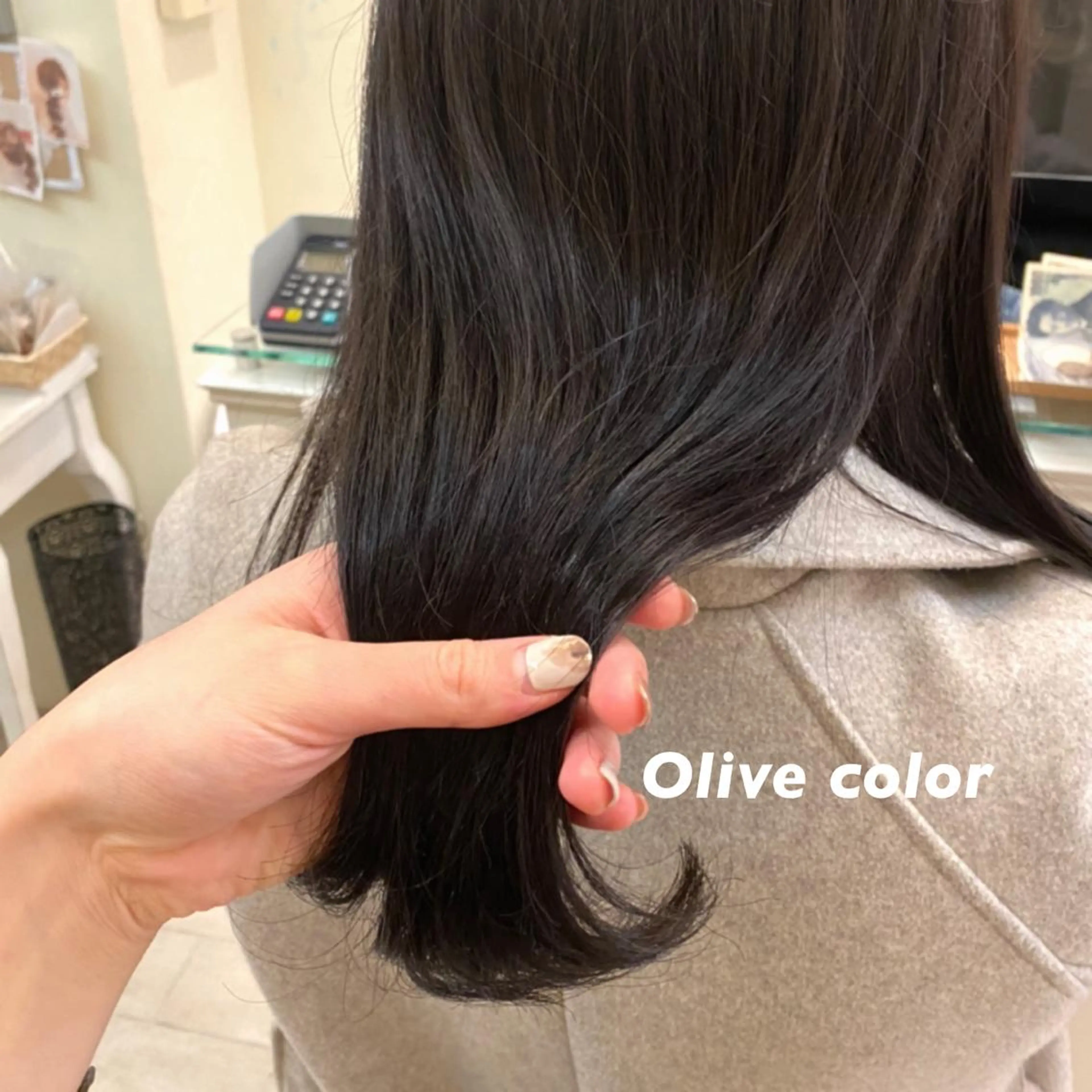 ミディアム カラー 透明感カラー オリーブカラー カット ヘアカラー 大久保 愛のヘアスタイル