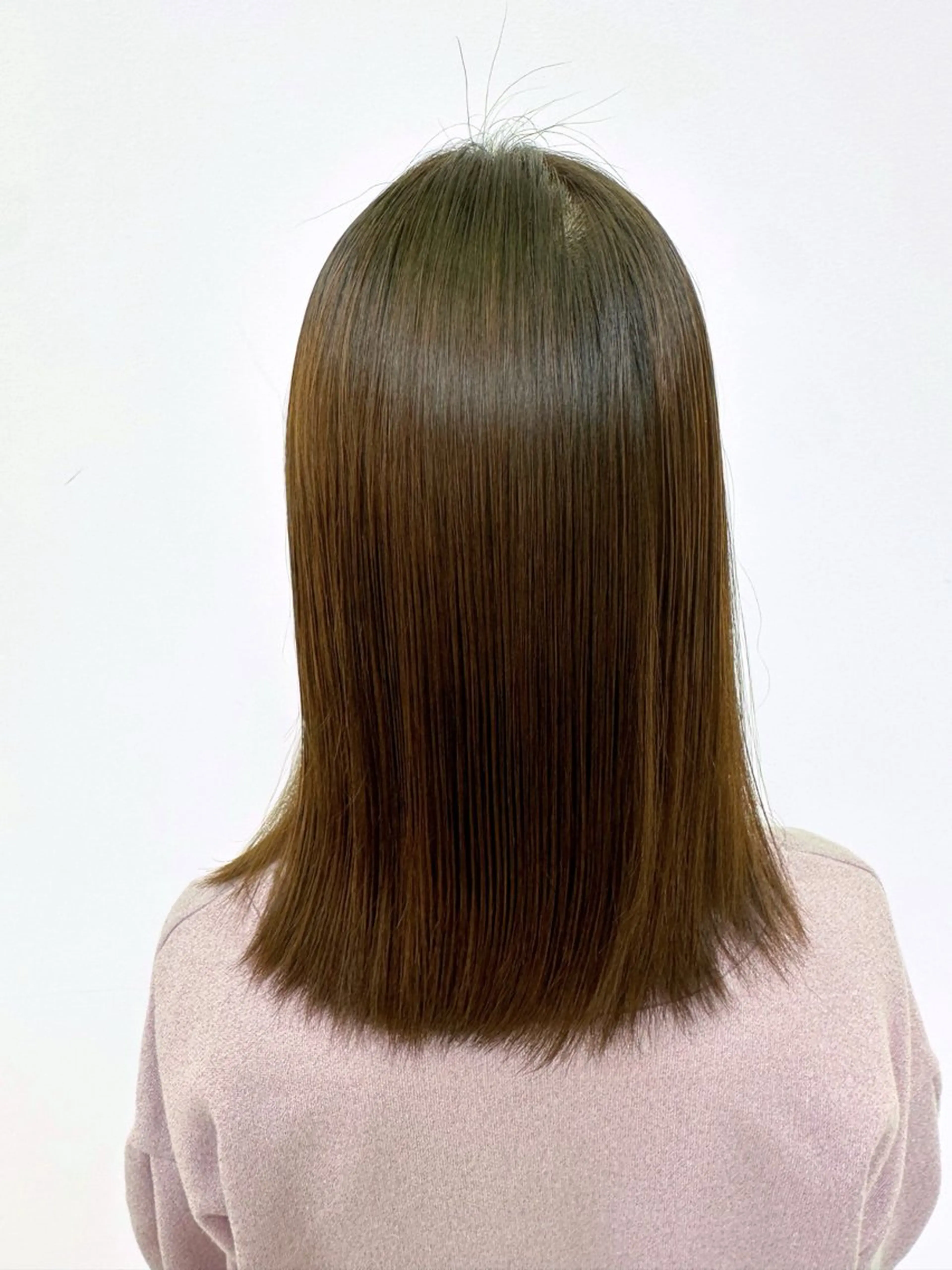 セミロング カット 縮毛矯正 トリートメント 髪質改善ストレート インナーカラーハズキのヘアスタイル