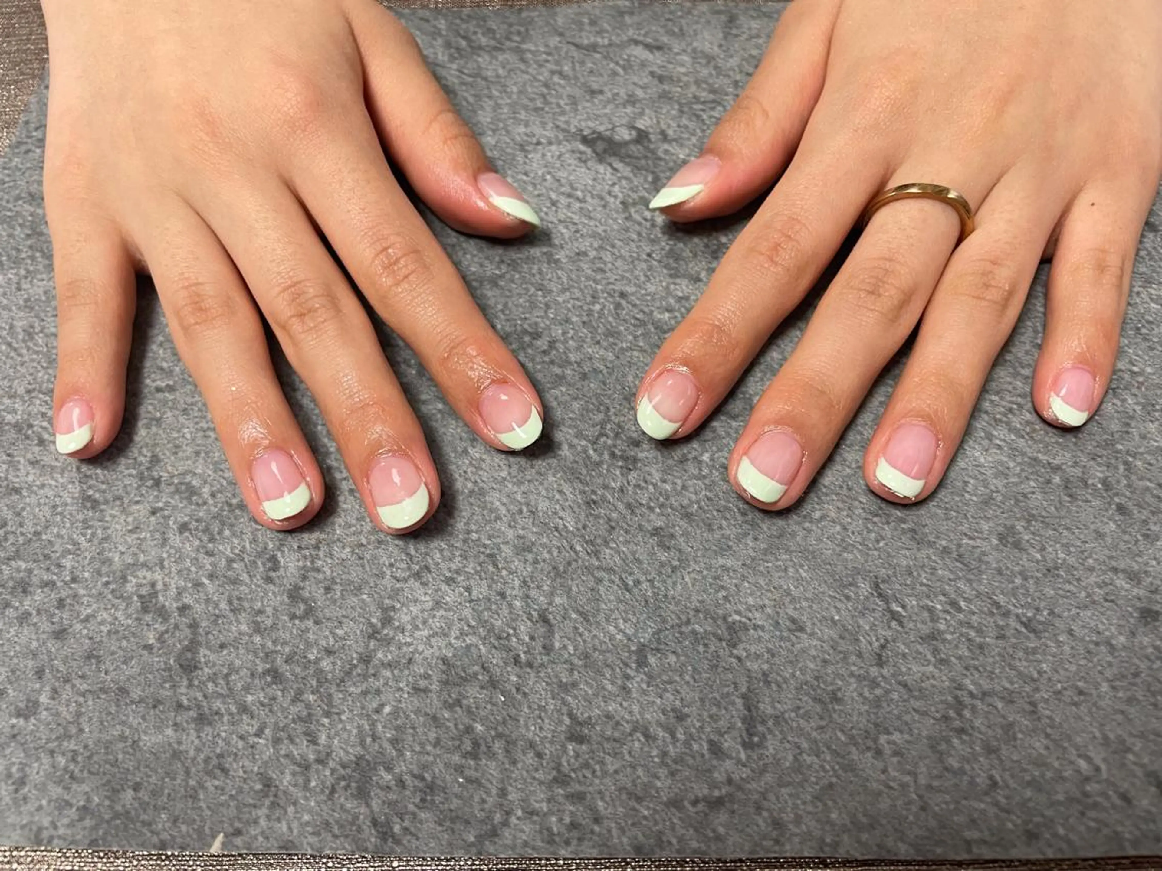 ネイル フレンチネイル グリーン mogunail &blowのネイルデザイン