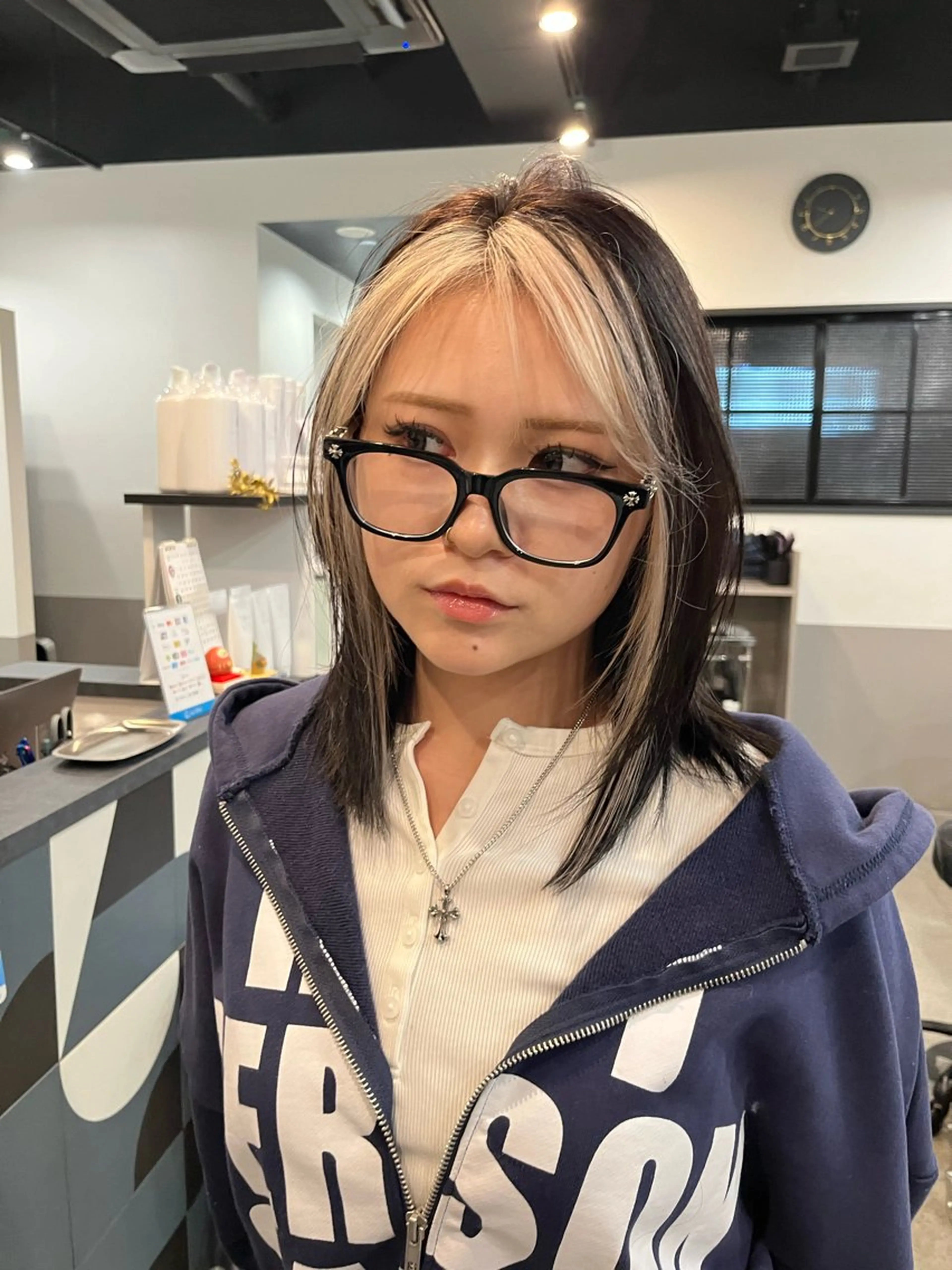 ミディアム カラー ブリーチ ブロンド デザインカラー ホワイトブロンド カット ヘアカラー トリートメント dogstar小林諒 パーマ/レイヤーのヘアスタイル