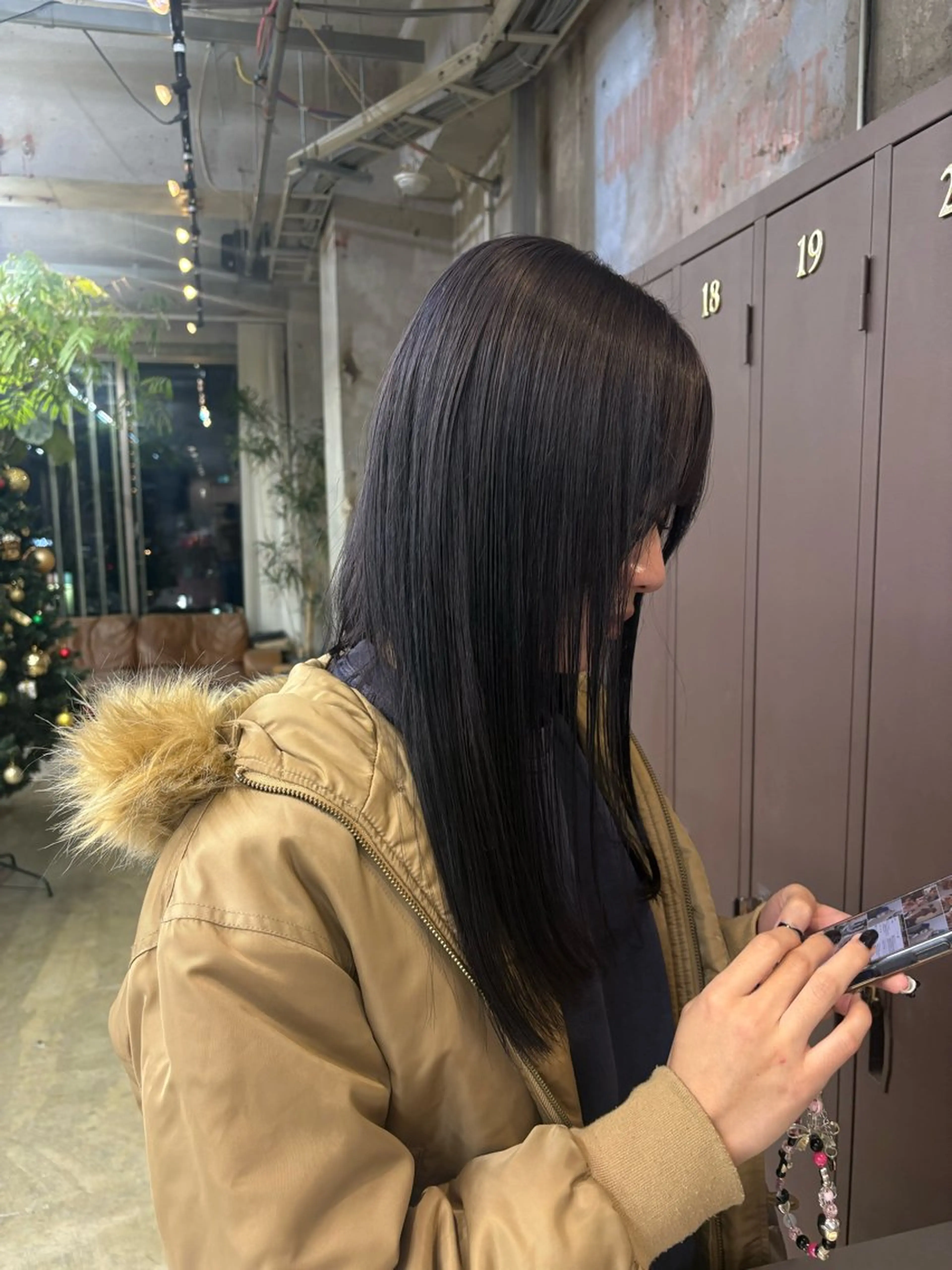 ロング 愛加ブリーチ・ レイヤー・パーマのヘアスタイル