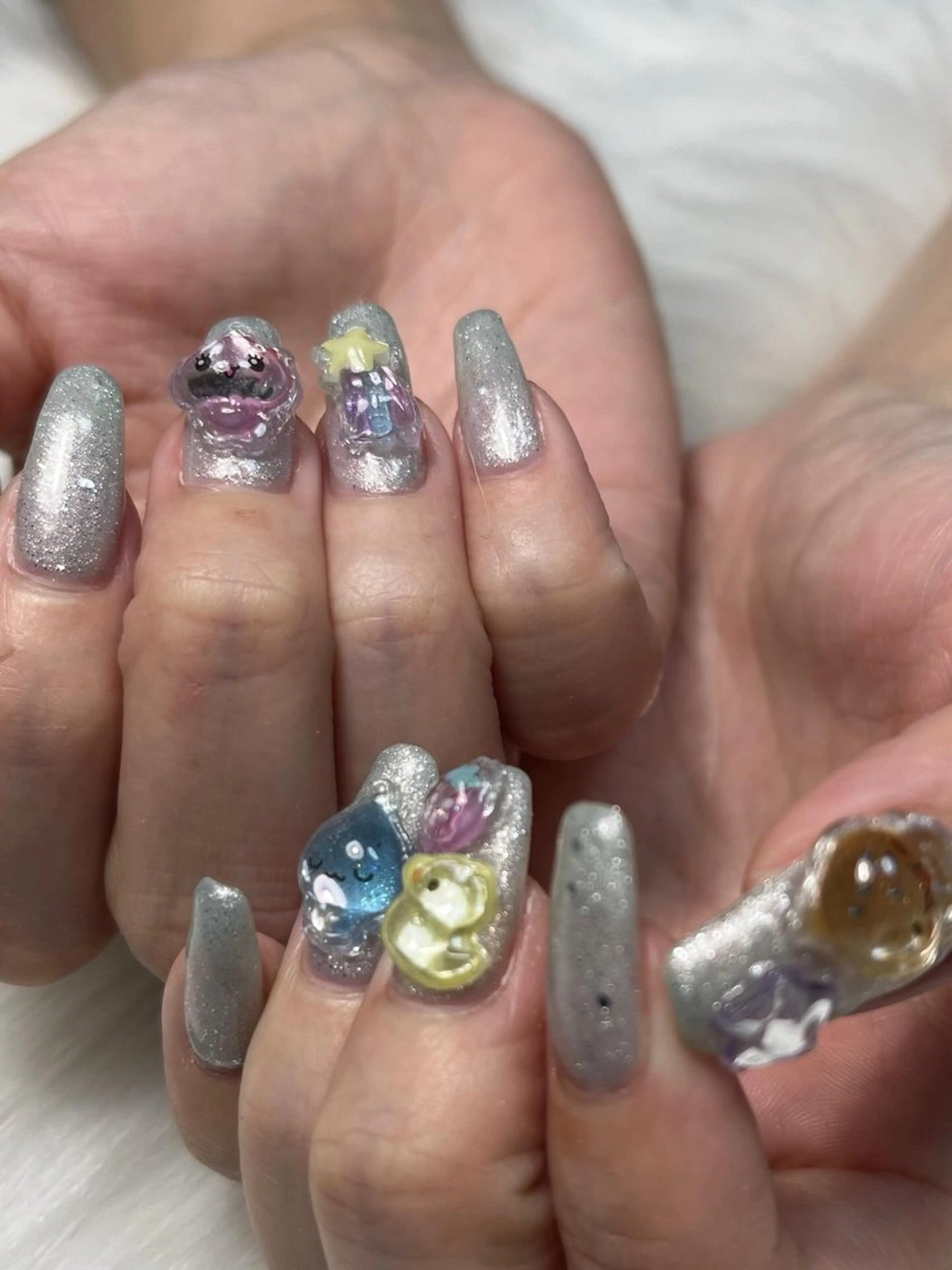 ネイル キラキラネイル ぷっくりネイル シルバー ハンドネイル Nail salon Hanakoのネイルデザイン