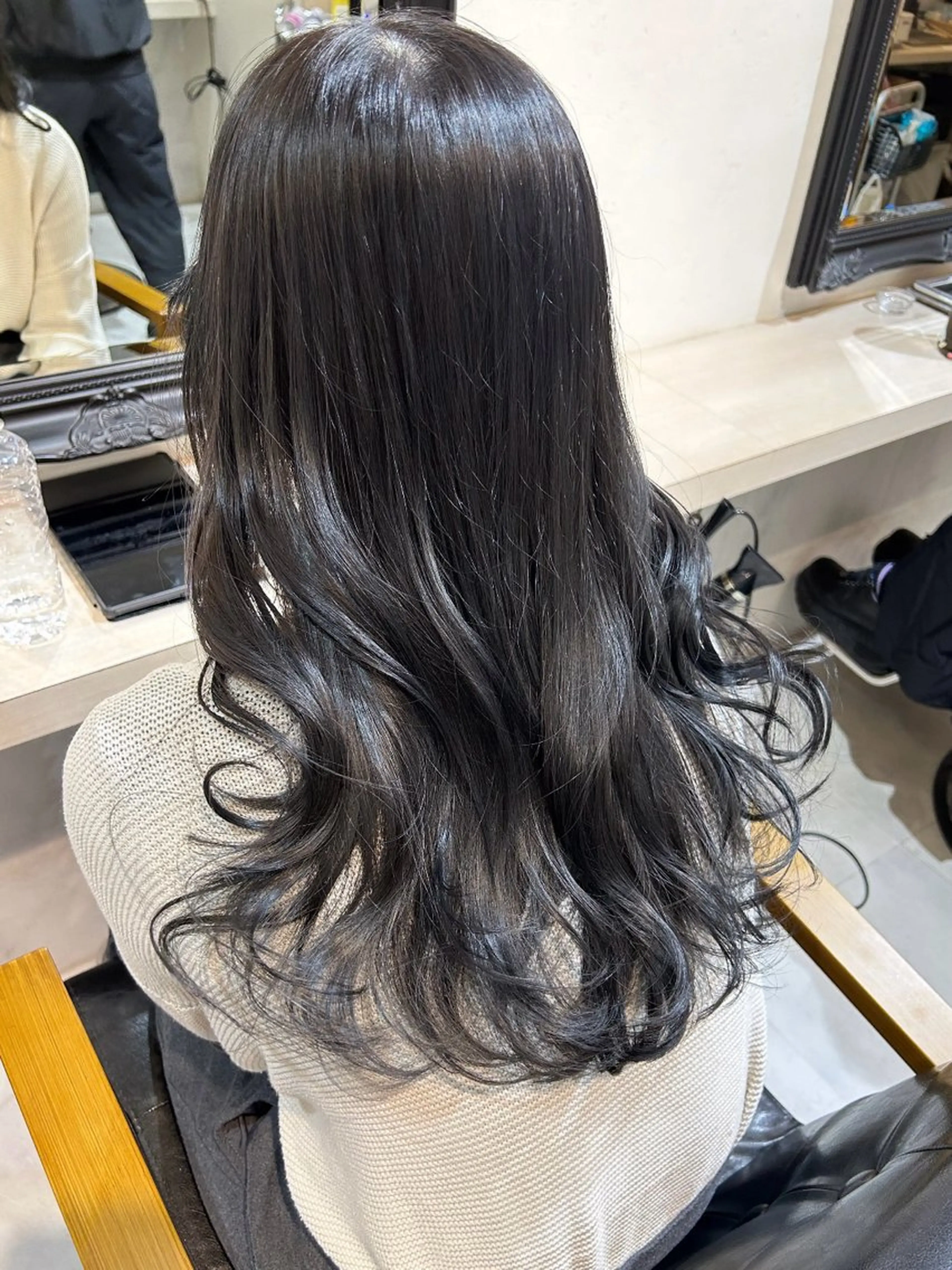 ロング カラー ブリーチ ブルーカラー ブルーグレー ブリーチなしカラー カット ヘアカラー トリートメント レイヤー/ラベンダー オージュア/枝元唯のヘアスタイル