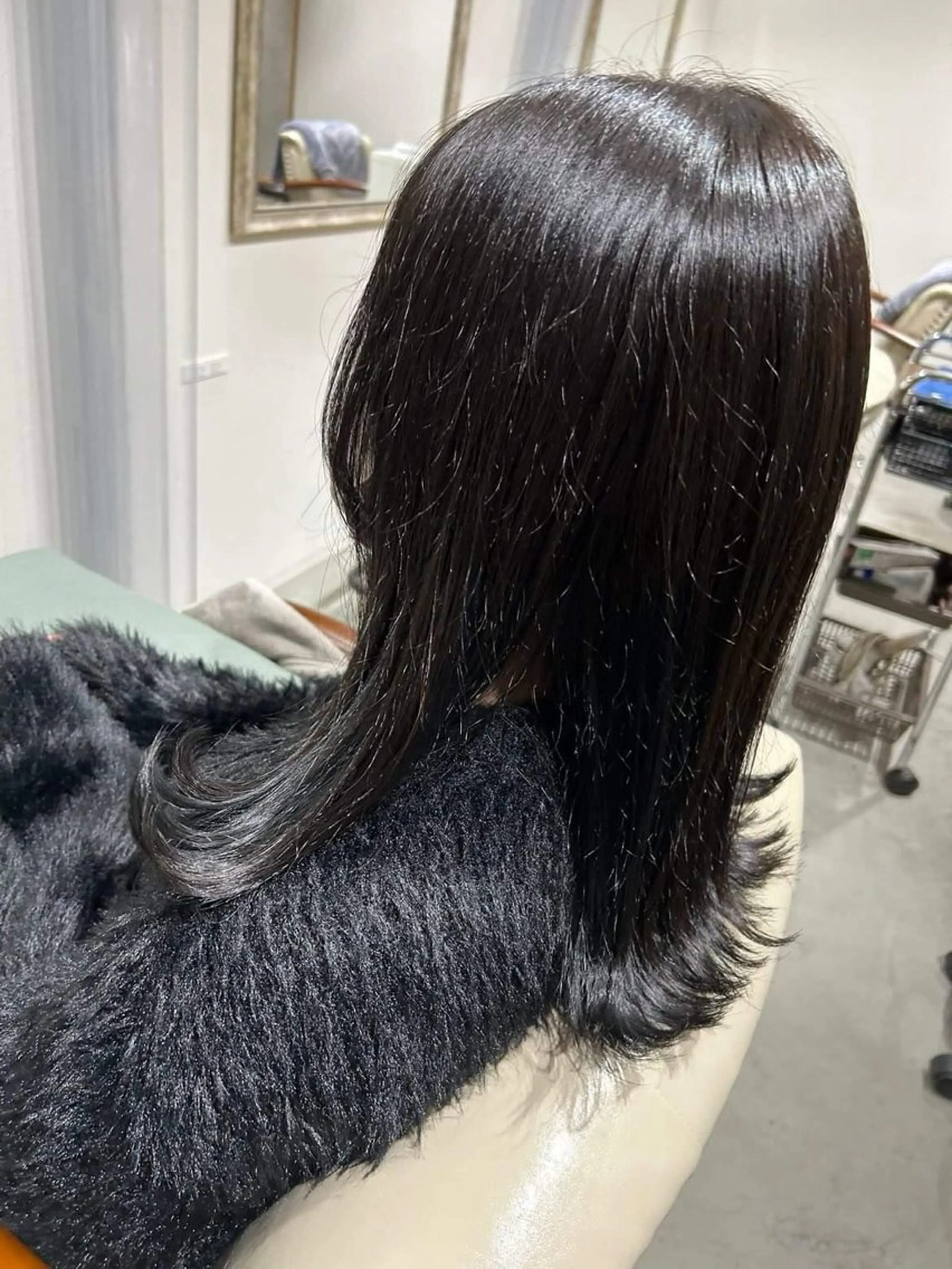 セミロング カラー 黒髪 ネイビーカラー 福永 ちひろのヘアスタイル